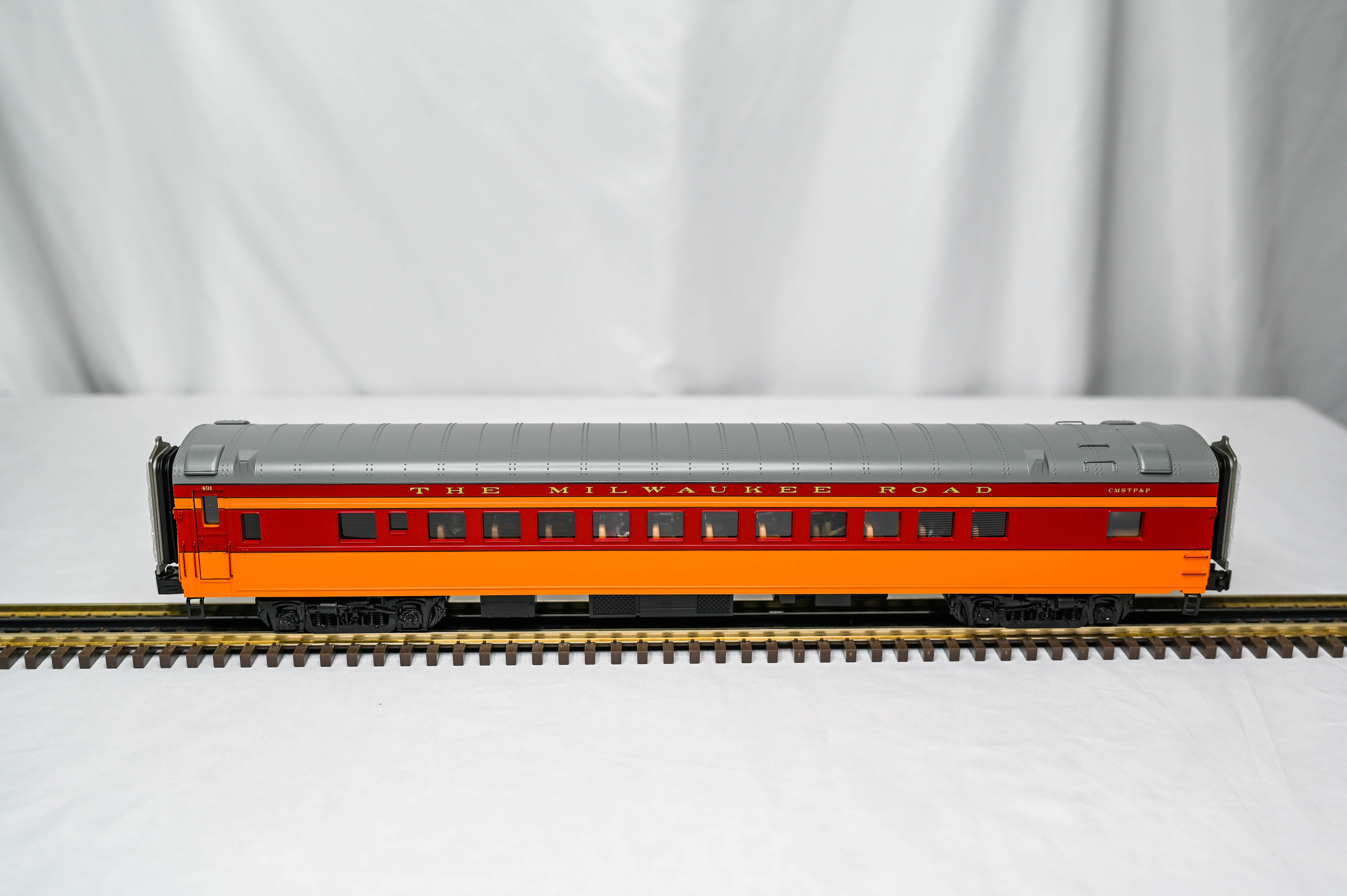 Atlas O Premier Milwaukee Road 70' Streamline Passenger #491 Coach / 114 Diner | 3-Rail | O Scale | 3001956