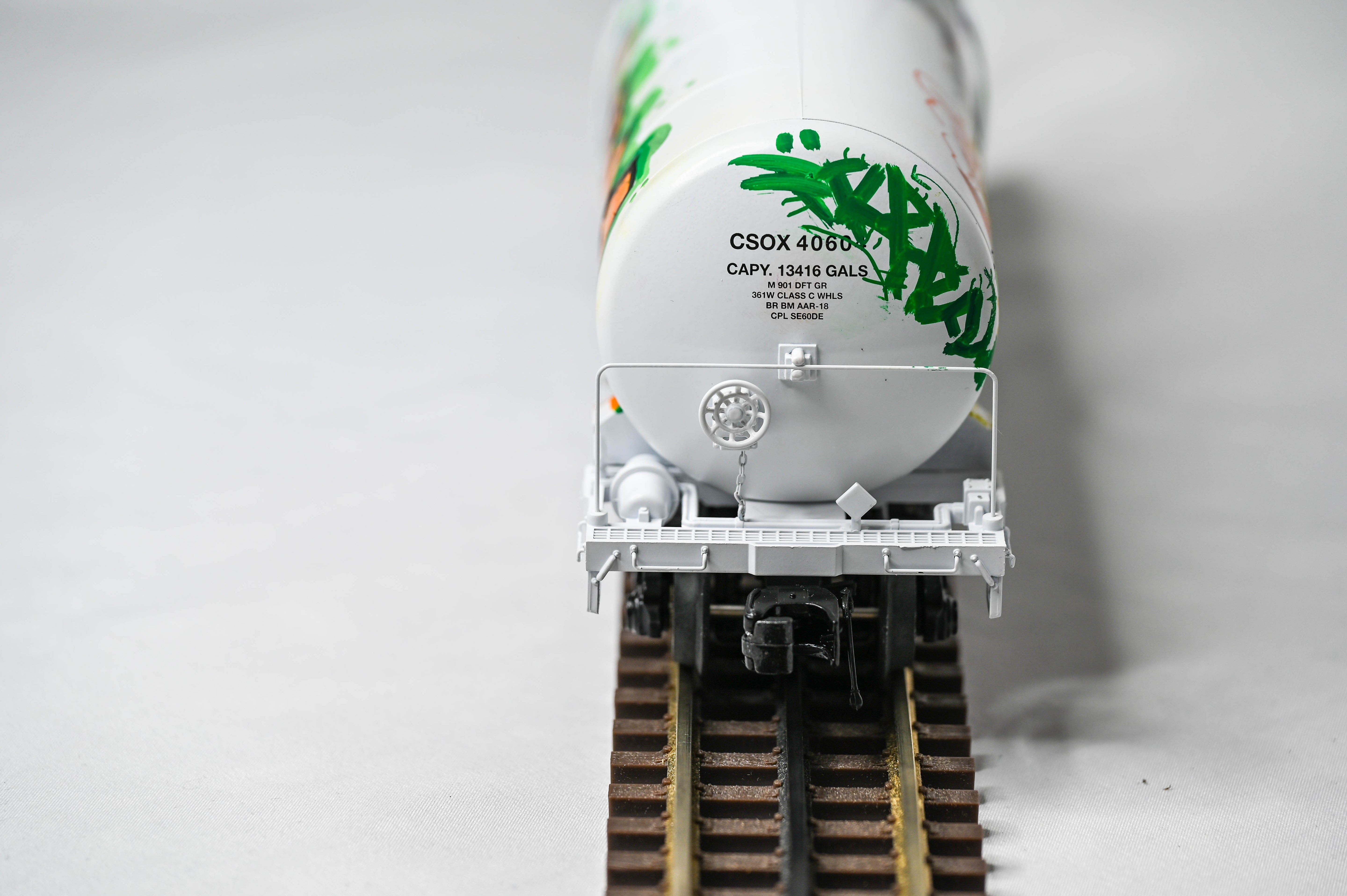 Atlas O Premier CSOX Drive Safely Modern 40' Tank Car #40604 | 3-Rail | O Scale | 3001873-2