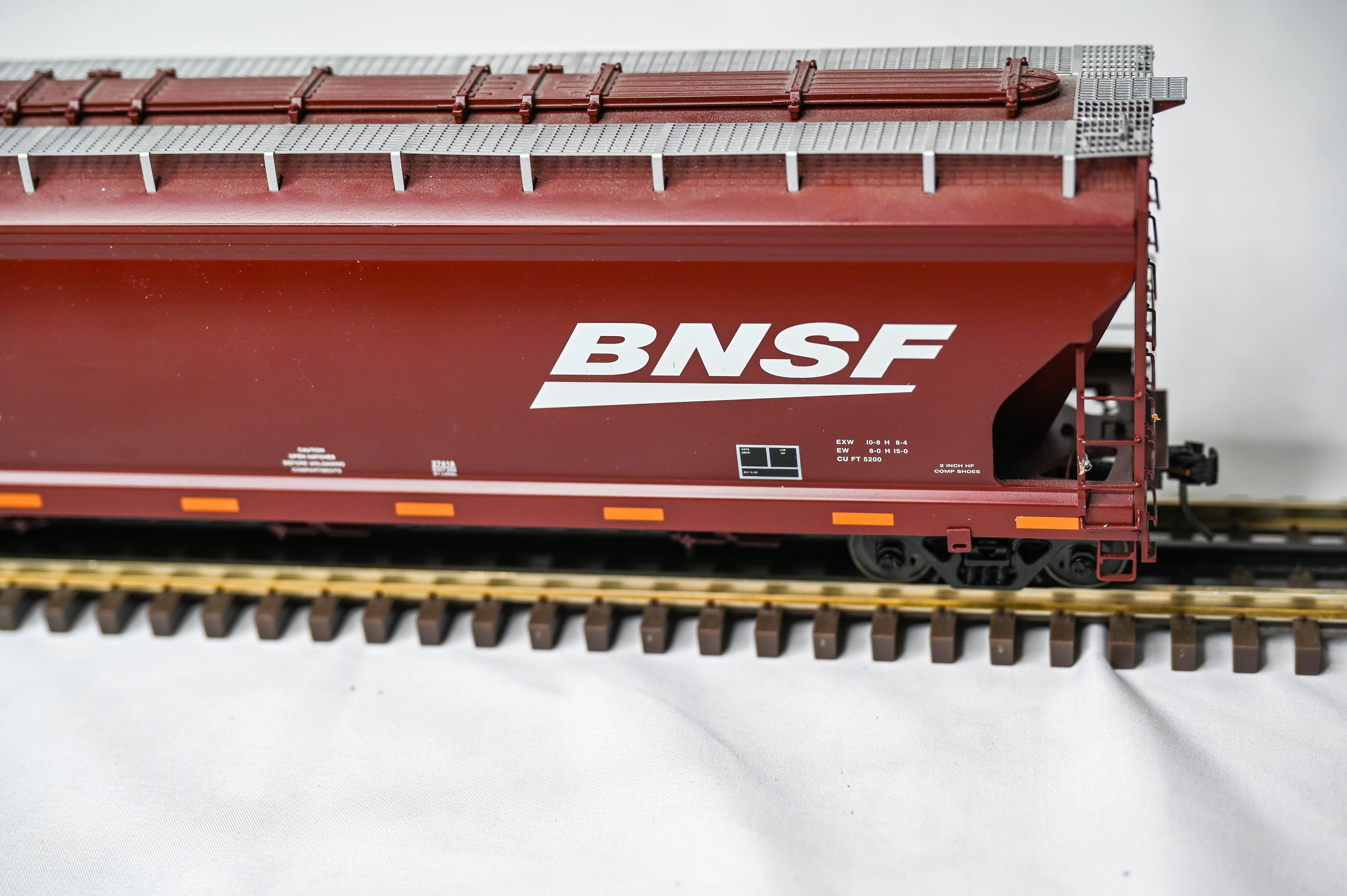 Lionel BNSF ACF 3-Bay Hopper 3-Pack | O Gauge | 2 Rail | 6-27189
