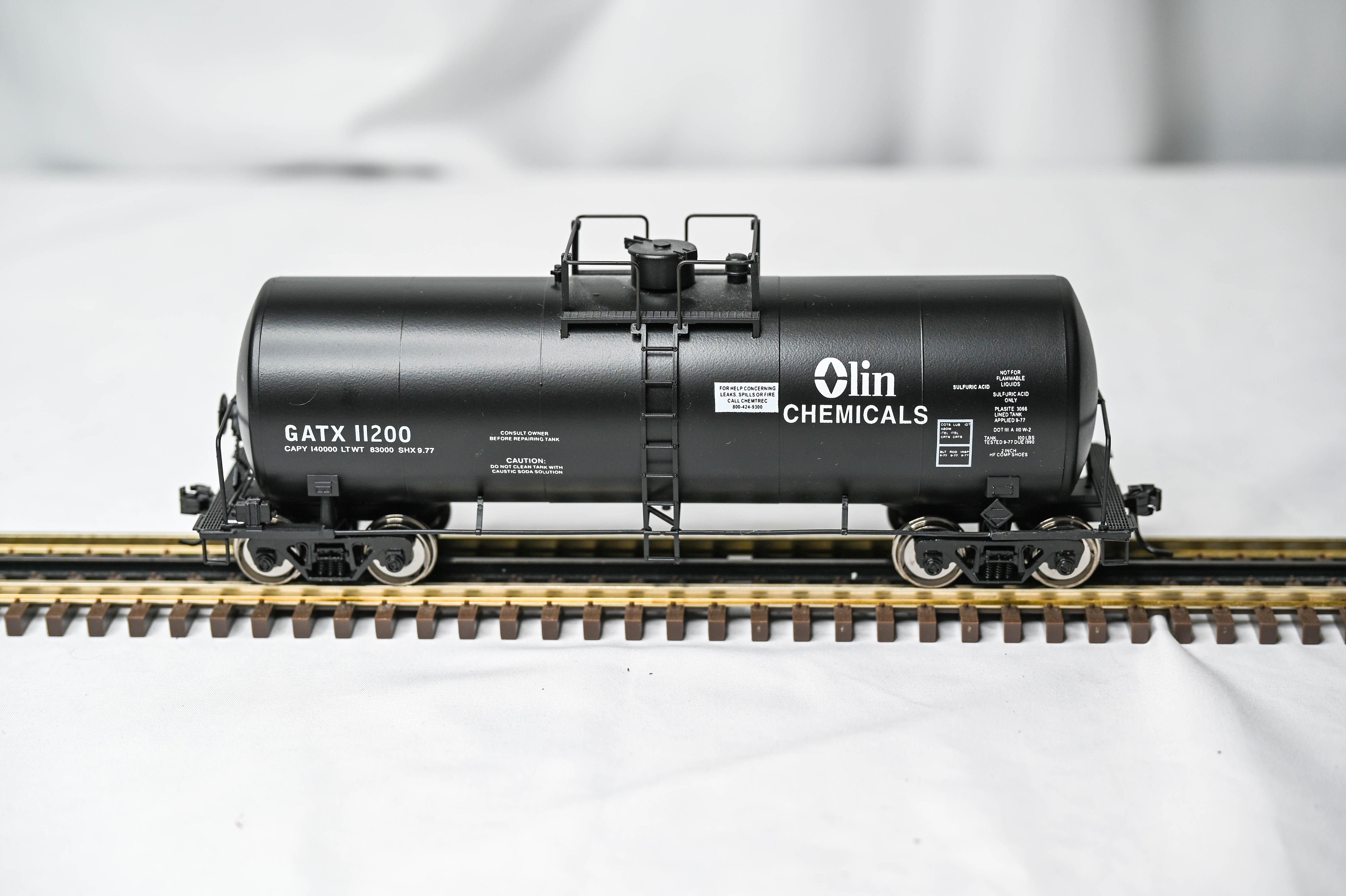 Weaver Olin Chemicals 40' Tank Car #11200 | 2-Rail | U1344SD