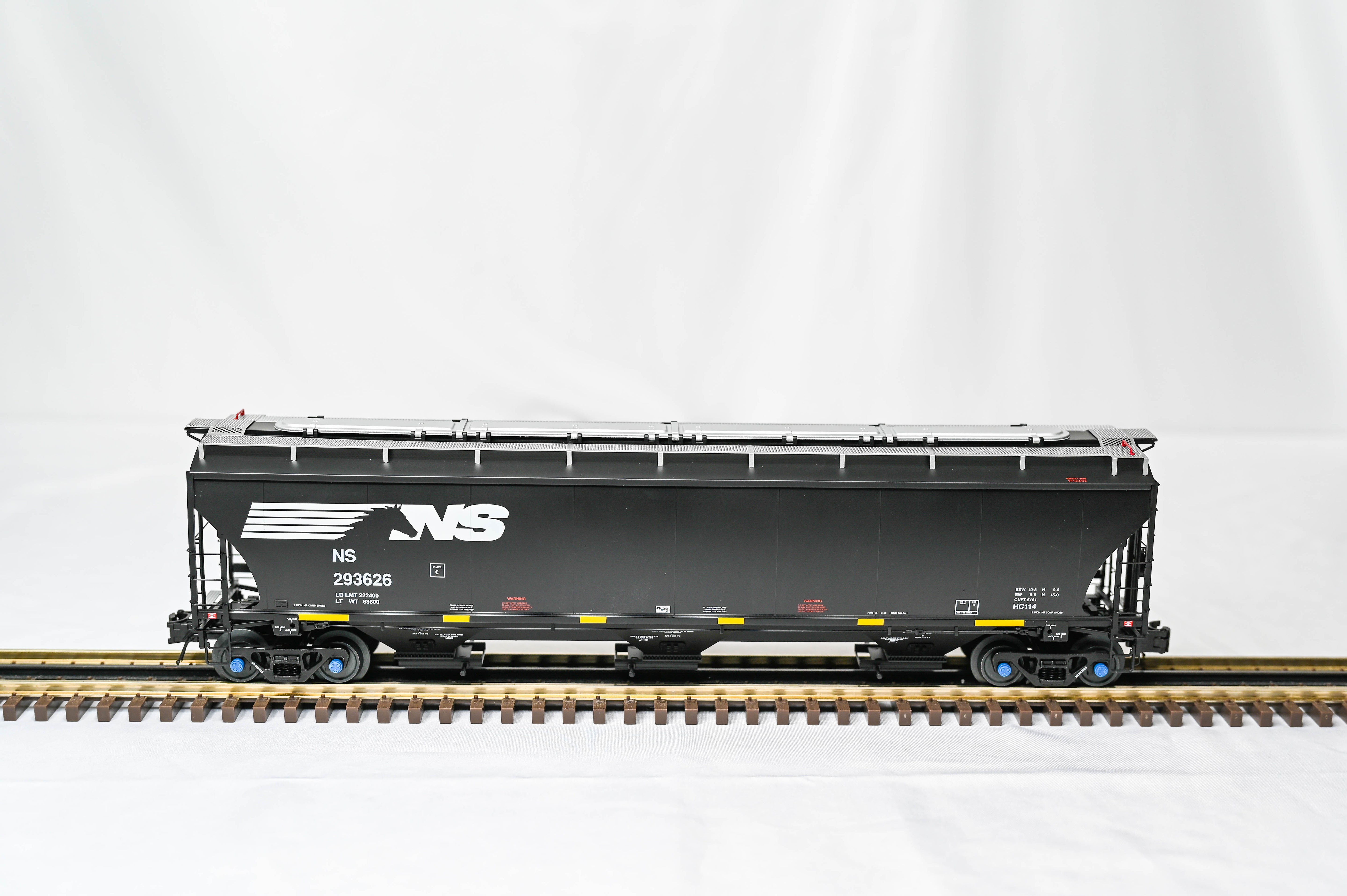 Atlas O Master Norfolk Southern (Black) Trinity 5161 Covered Hopper #293626 | 3-Rail | O Scale | 3002946-1S