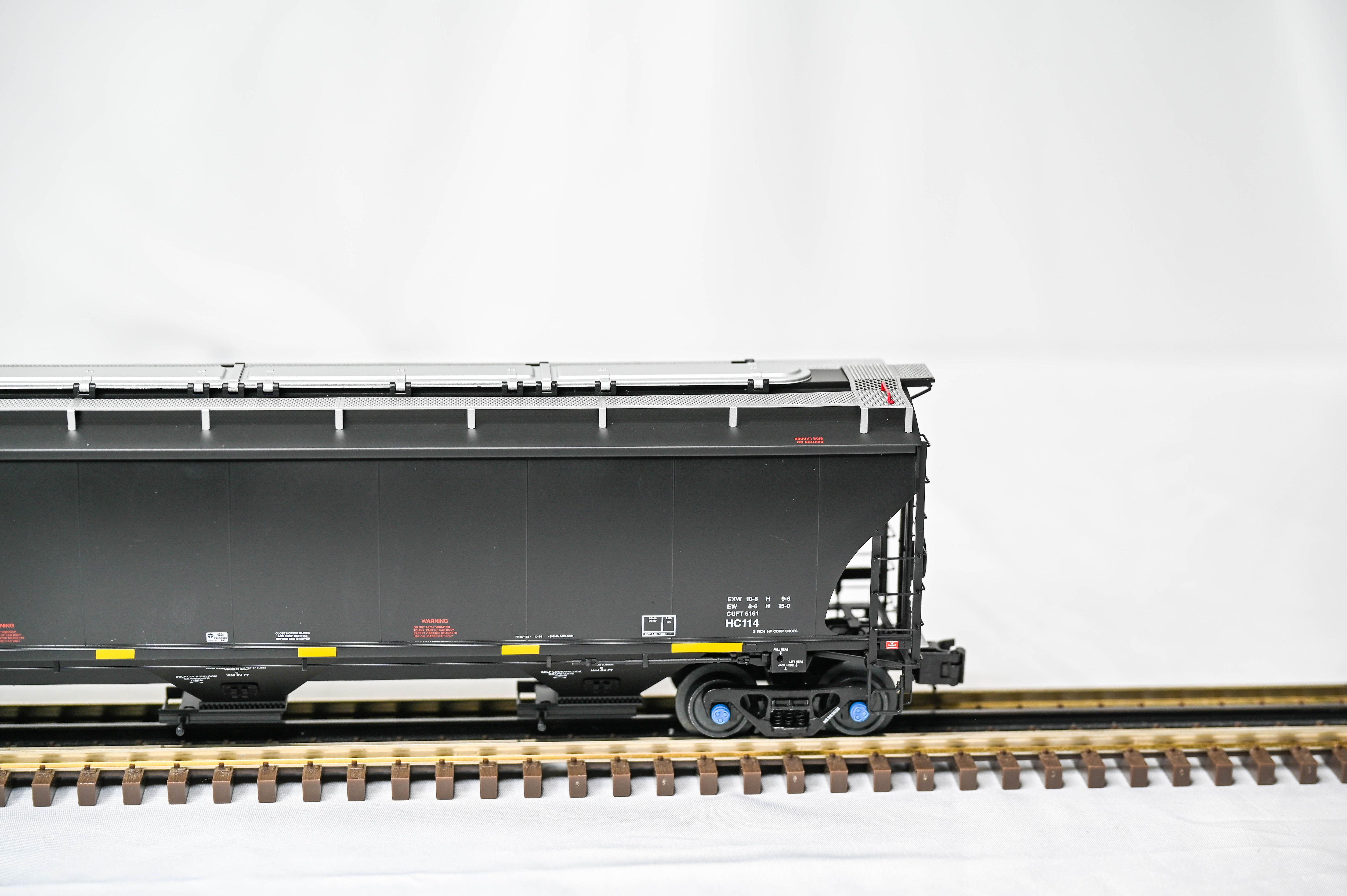 Atlas O Master Norfolk Southern (Black) Trinity 5161 Covered Hopper #293626 | 3-Rail | O Scale | 3002946-1S