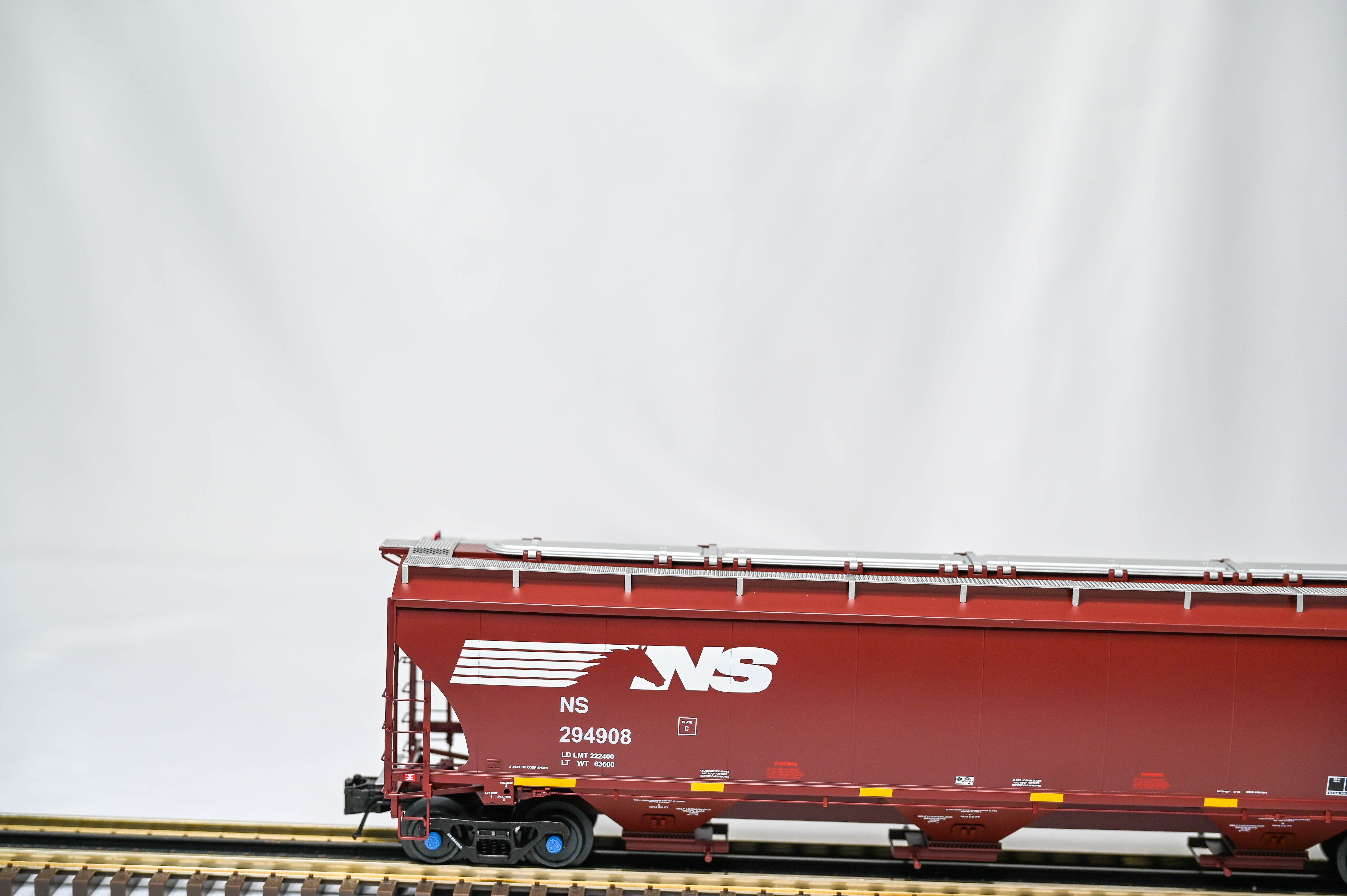 Atlas O Master Norfolk Southern (Brown) Trinity 5161 Covered Hopper #294908 | 3-Rail | O Scale | 3002947-1S