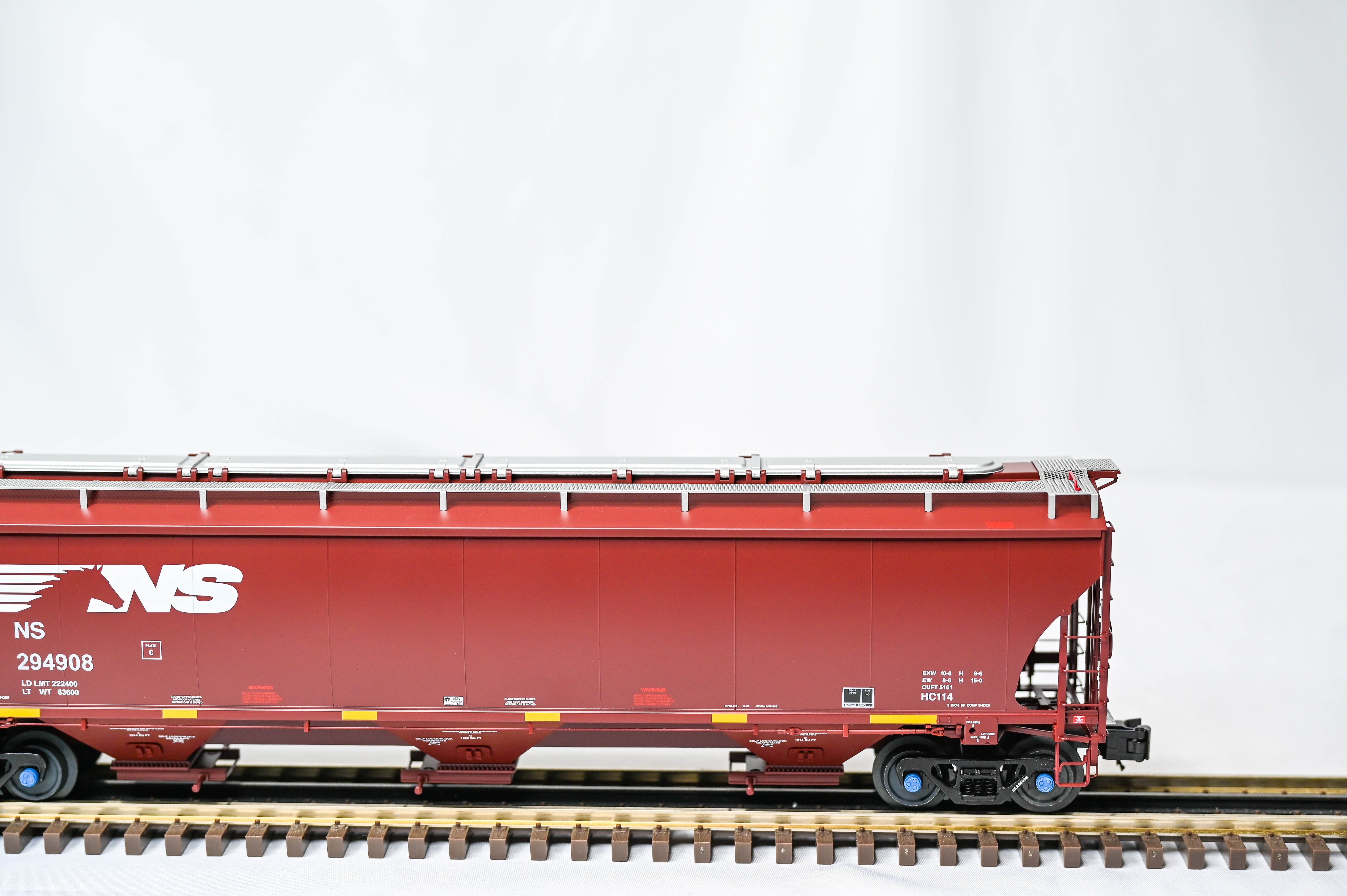 Atlas O Master Norfolk Southern (Brown) Trinity 5161 Covered Hopper #294908 | 3-Rail | O Scale | 3002947-1S