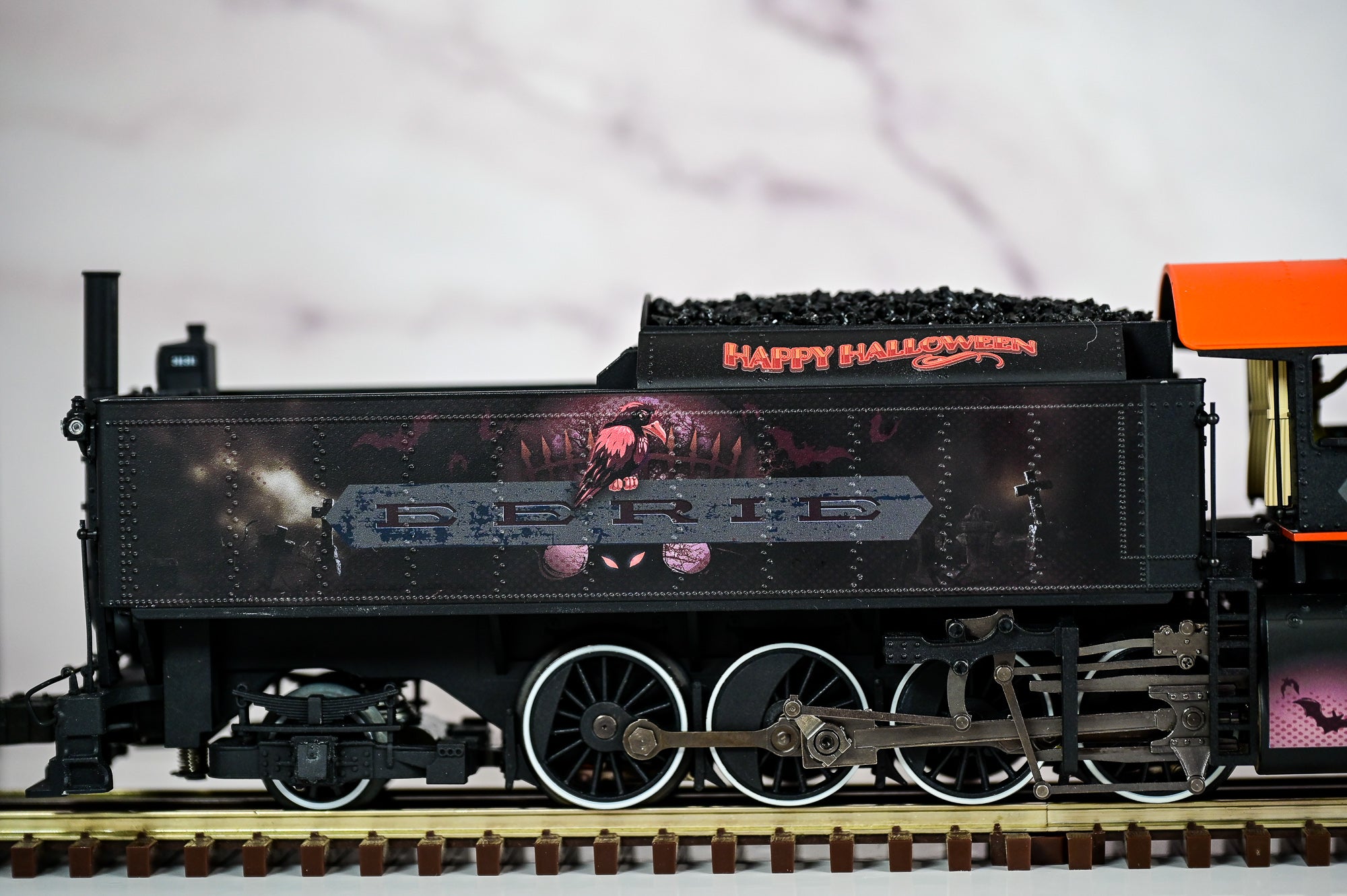 LIONEL VisionLine Erie Halloween Steam Bundle Triplex+6-Pack Passenger Cars+Caboose