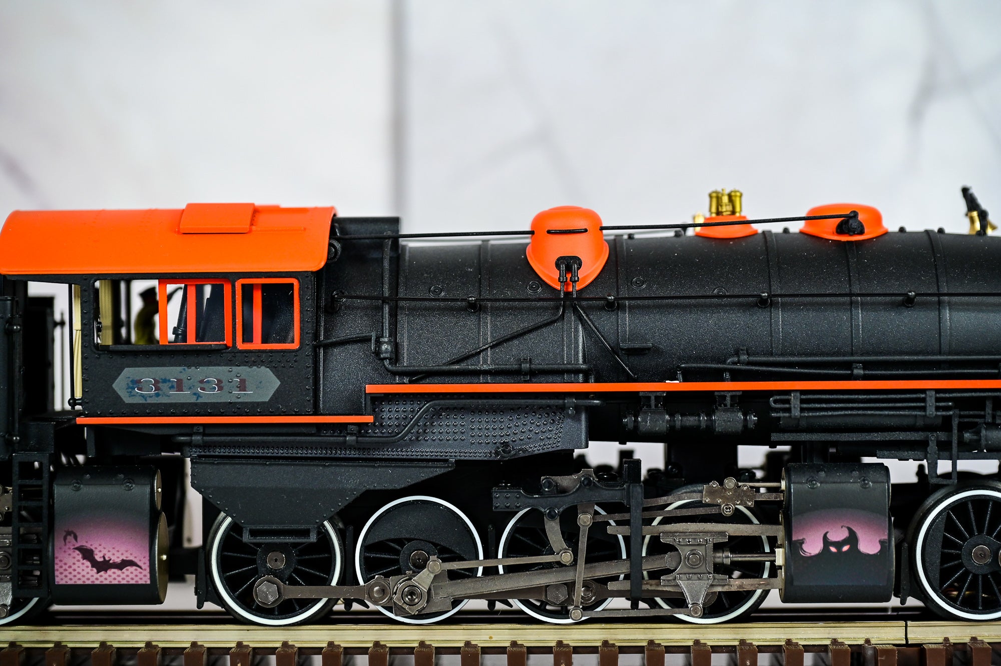LIONEL VisionLine Erie Halloween Steam Bundle Triplex+6-Pack Passenger Cars+Caboose