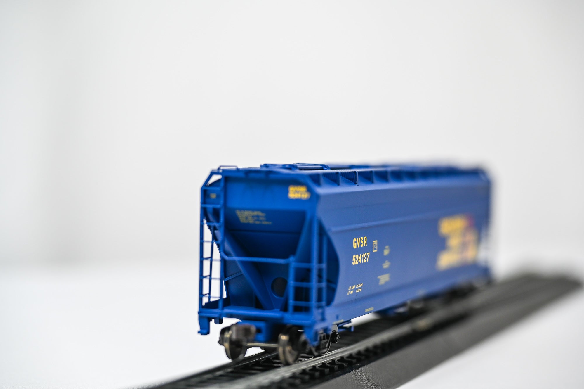 Atlas ACF 4650 3-Bay Centerflow Hopper β Golden West Service #GVSR 524127 |HO SCALE