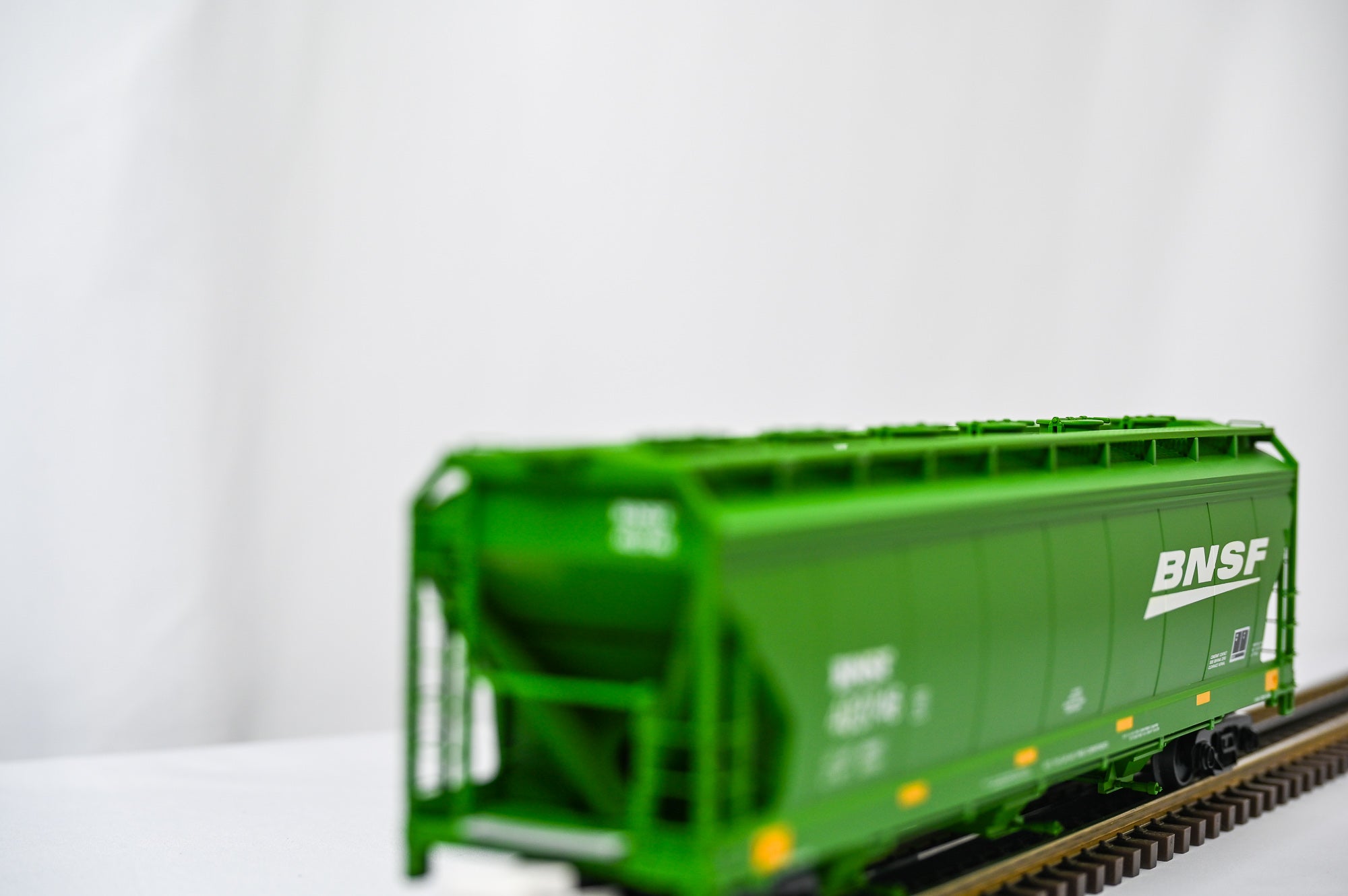 MTH BNSF 3-Bay Centerflow Hopper β #403746