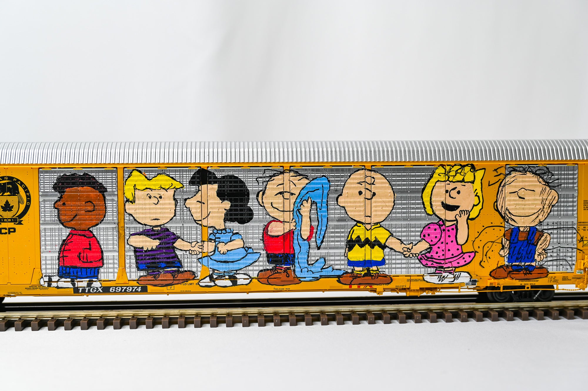 Custom Graffiti Atlas Gunderson MultiβMax Auto Rack | SNOOPY & FRIENDS | O Scale