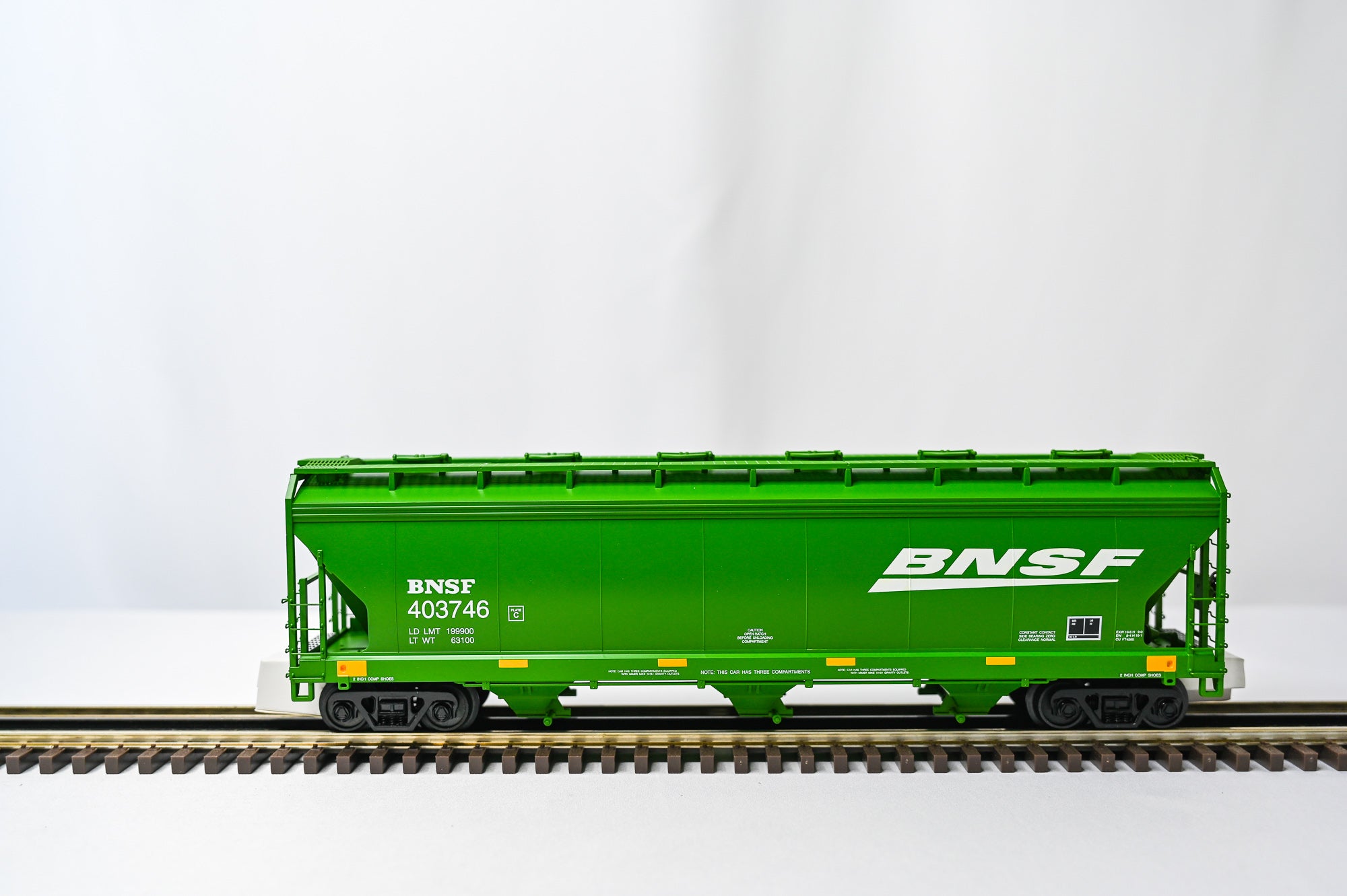 MTH BNSF 3-Bay Centerflow Hopper β #403746