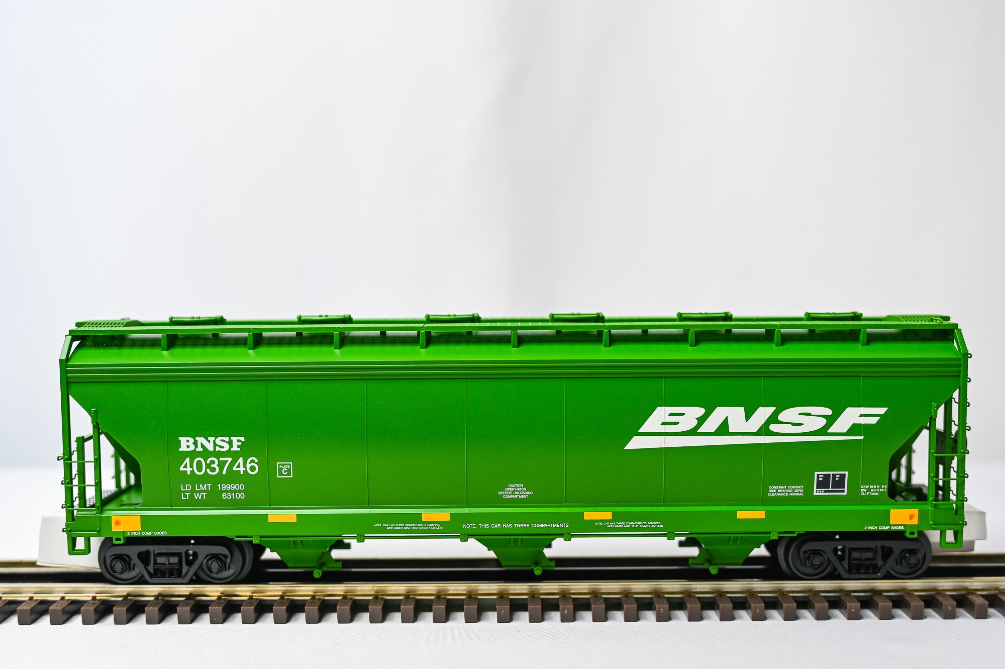 MTH BNSF 3-Bay Centerflow Hopper β #403746
