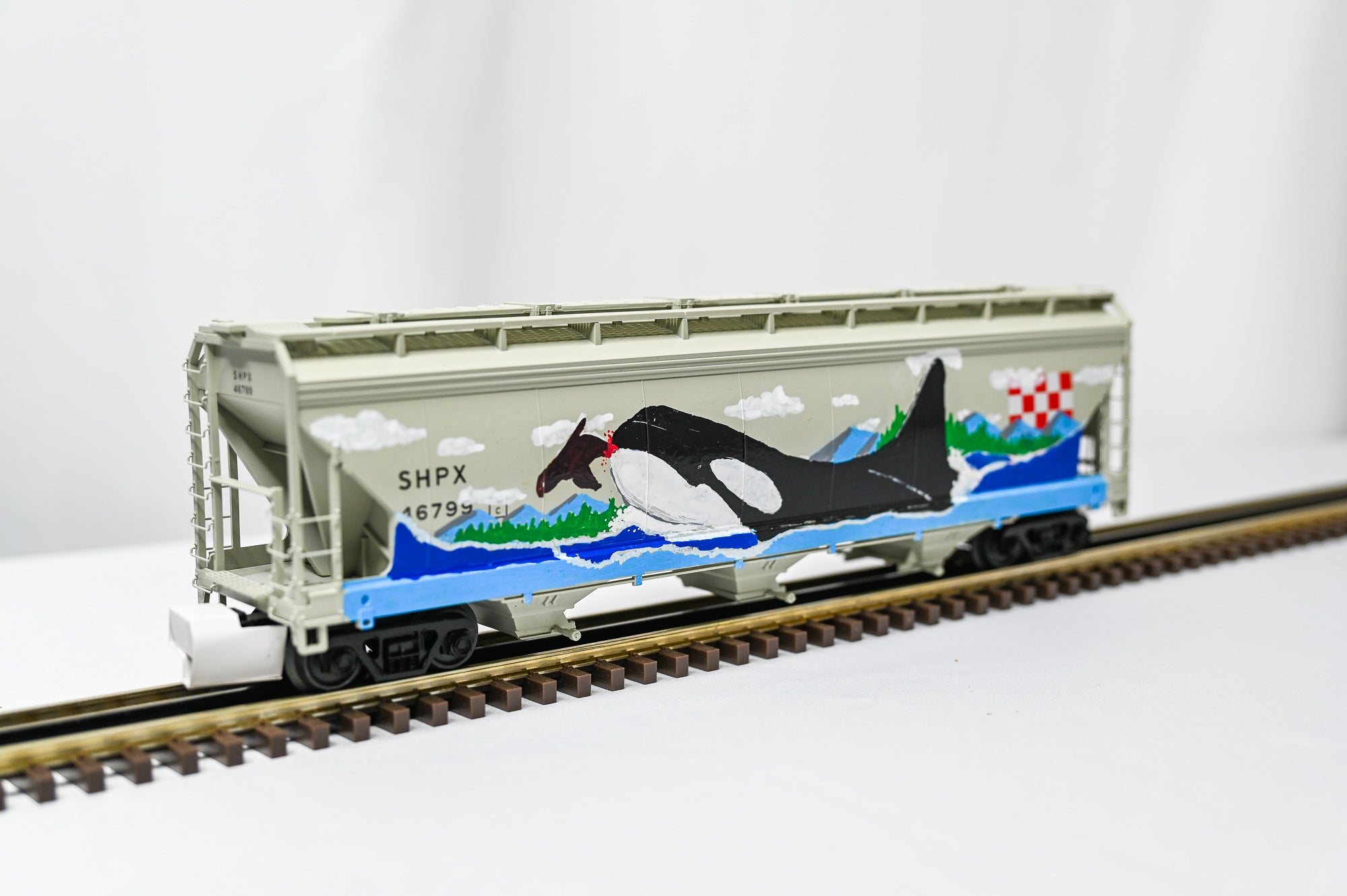 Custom Graffiti Atlas 3-Bay Centerflow Hopper | ORCA | O Scale