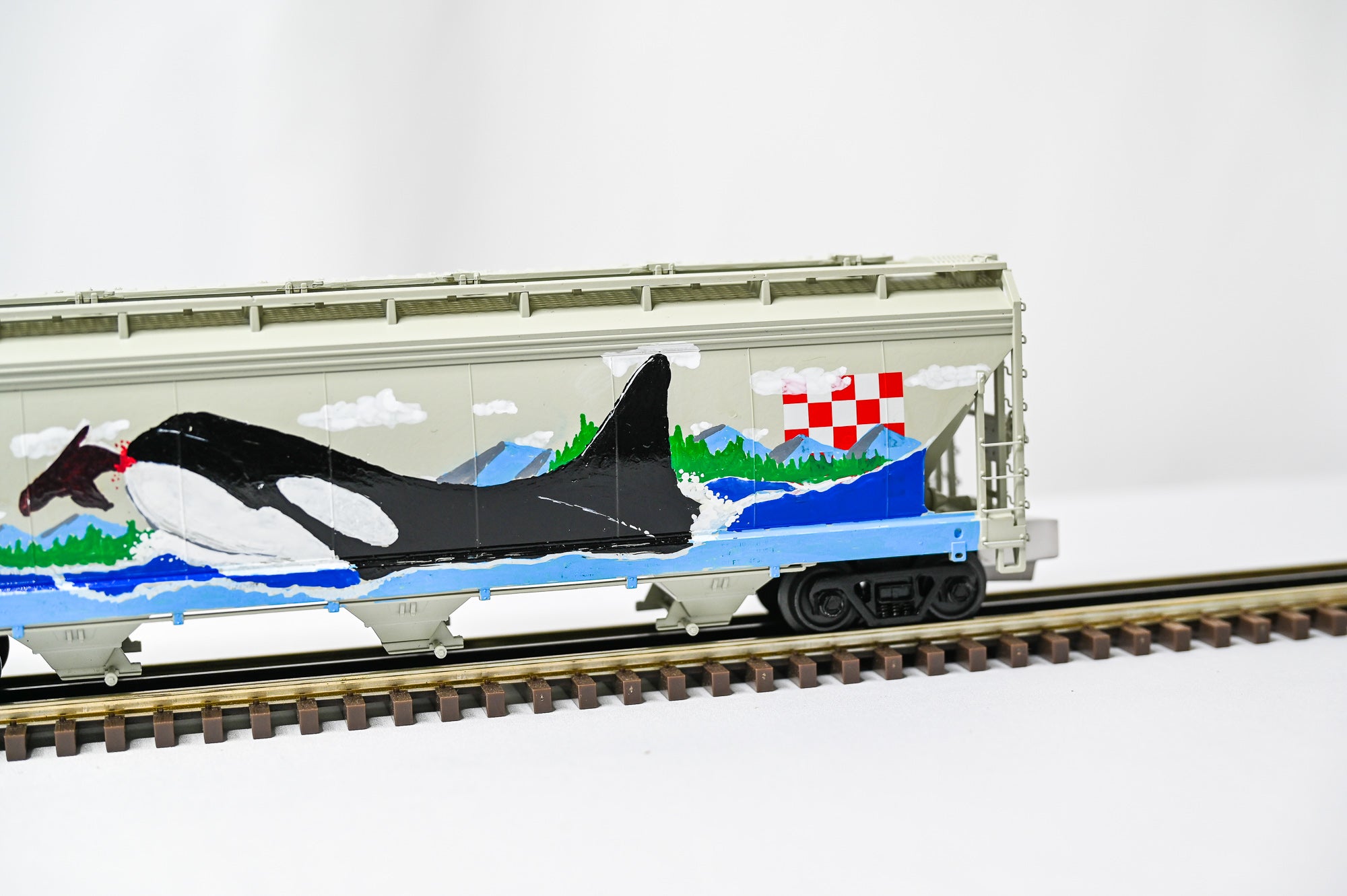 Custom Graffiti Atlas 3-Bay Centerflow Hopper | ORCA | O Scale