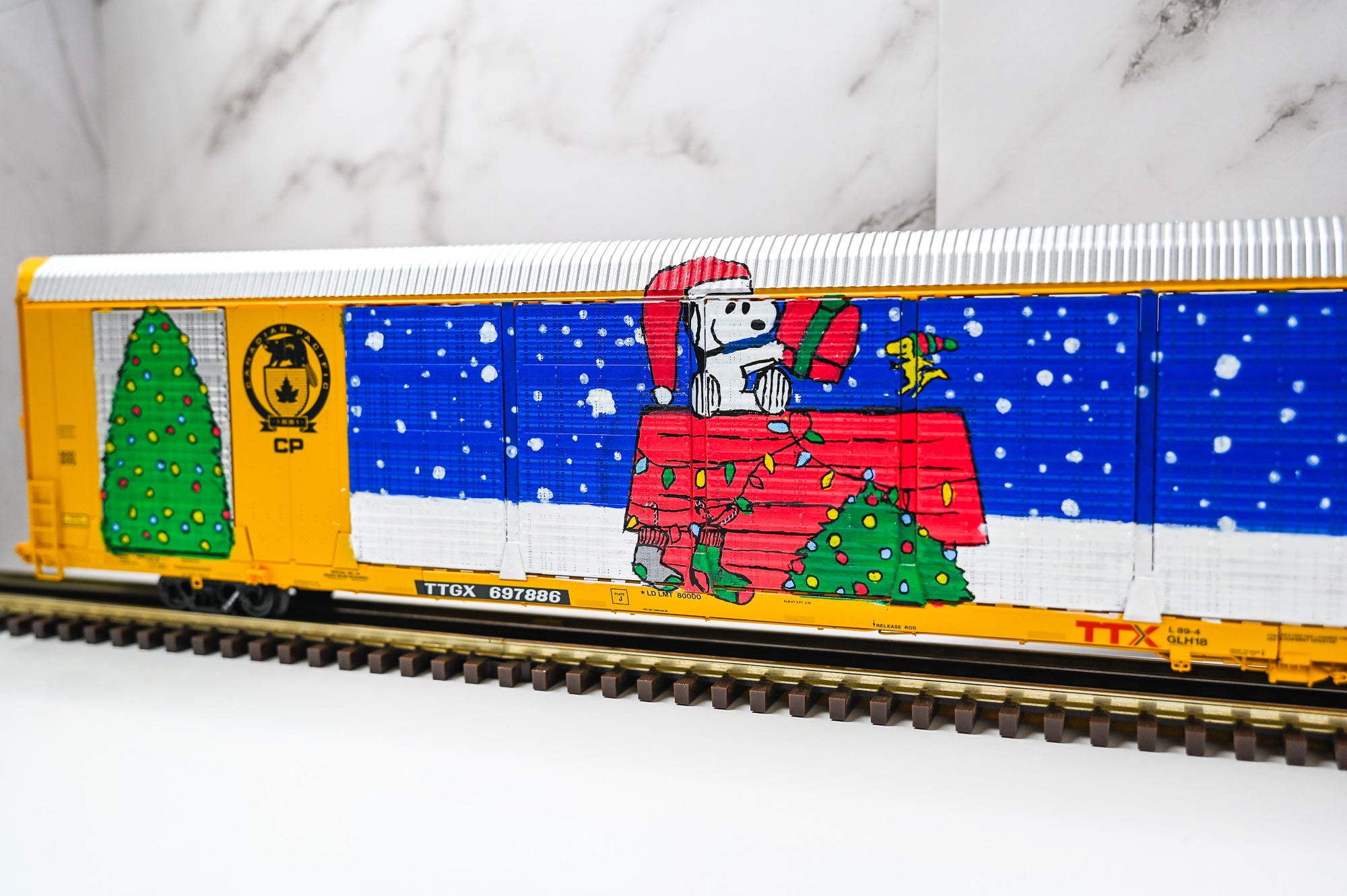 *EXCLUSIVE* BENS TRAINS X THOMAS AND HIS TRAINS Custom SNOOPY CHRISTMAS Gunderson Multi‑Max Auto Rack | Premier | O Scale