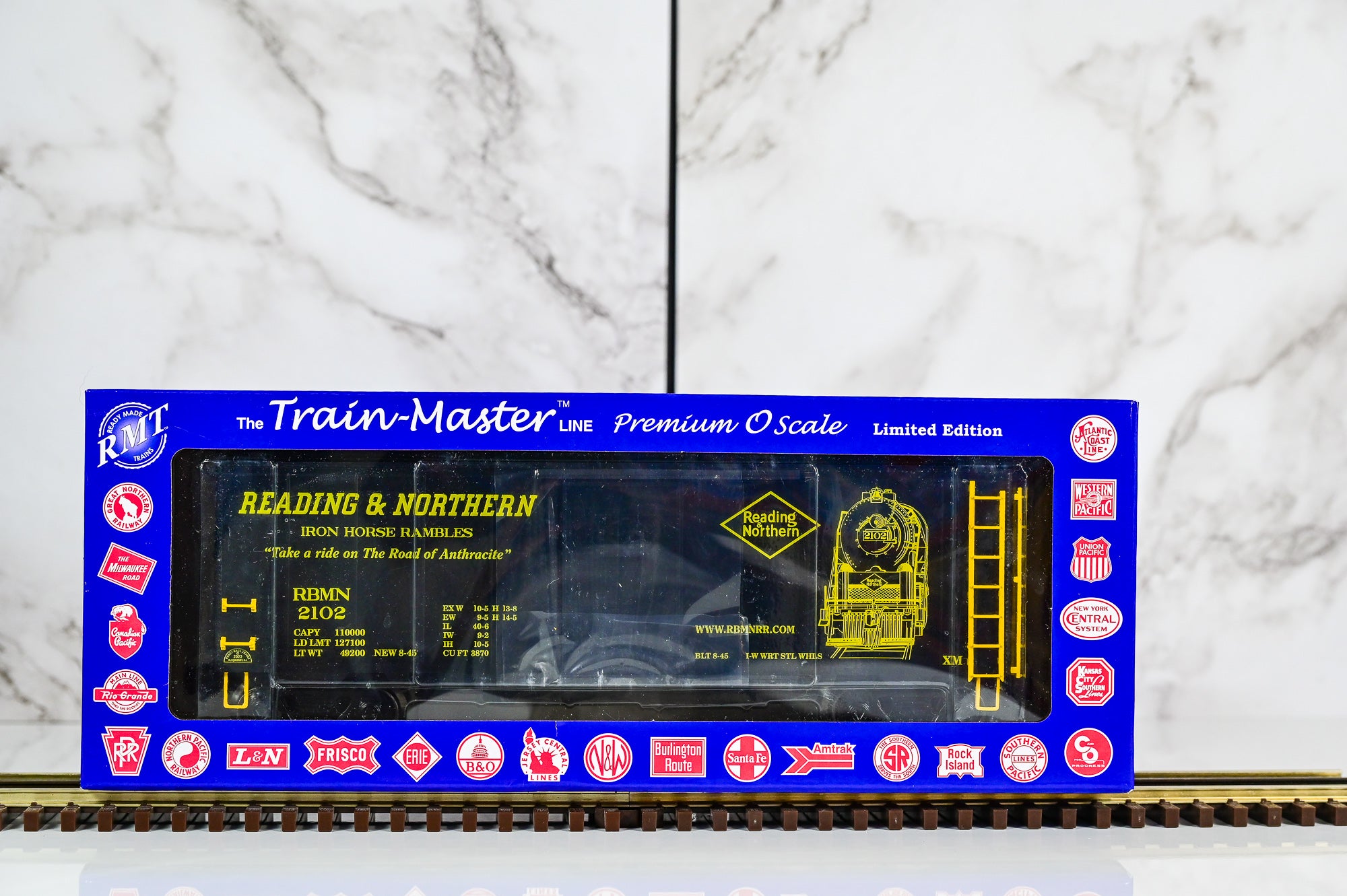 RMT Reading & Northern #2102 Black 40' PS-1 Boxcar | TrainMaster | O Scale