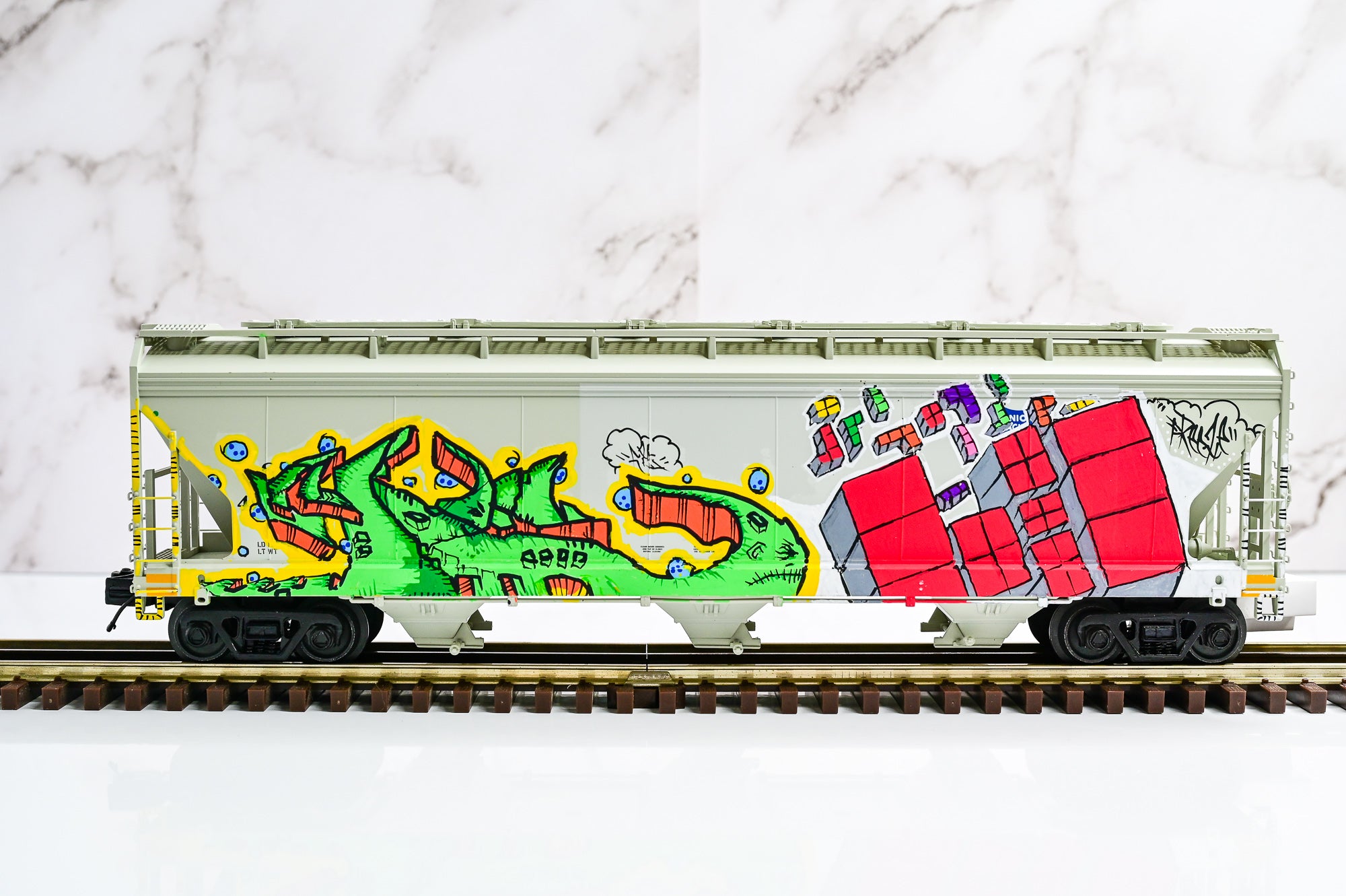 Custom Graffiti *2 Sides* Atlas 3-Bay Centerflow Hopper | SIMPSONS | O Scale
