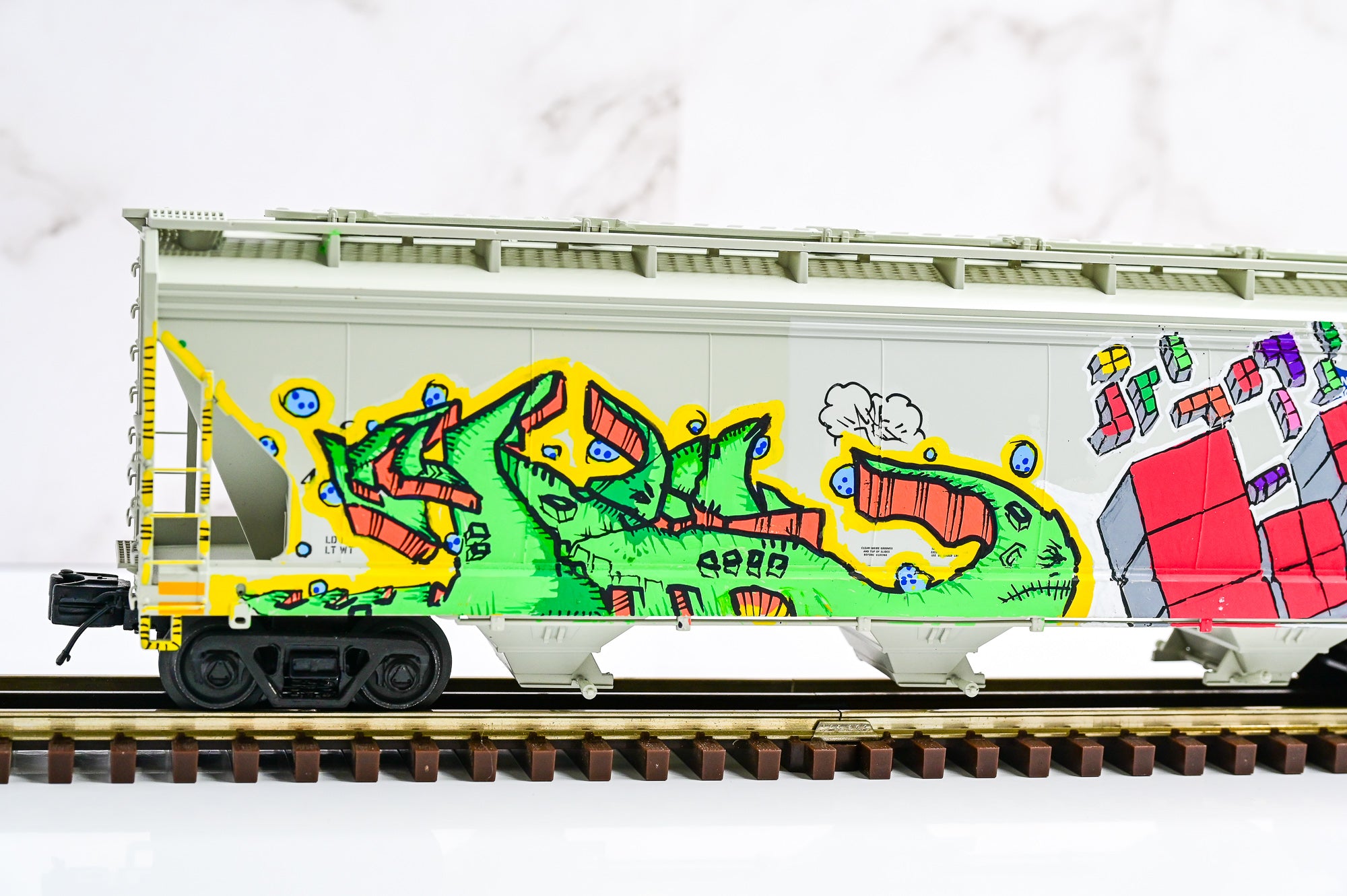 Custom Graffiti *2 Sides* Atlas 3-Bay Centerflow Hopper | SIMPSONS | O Scale
