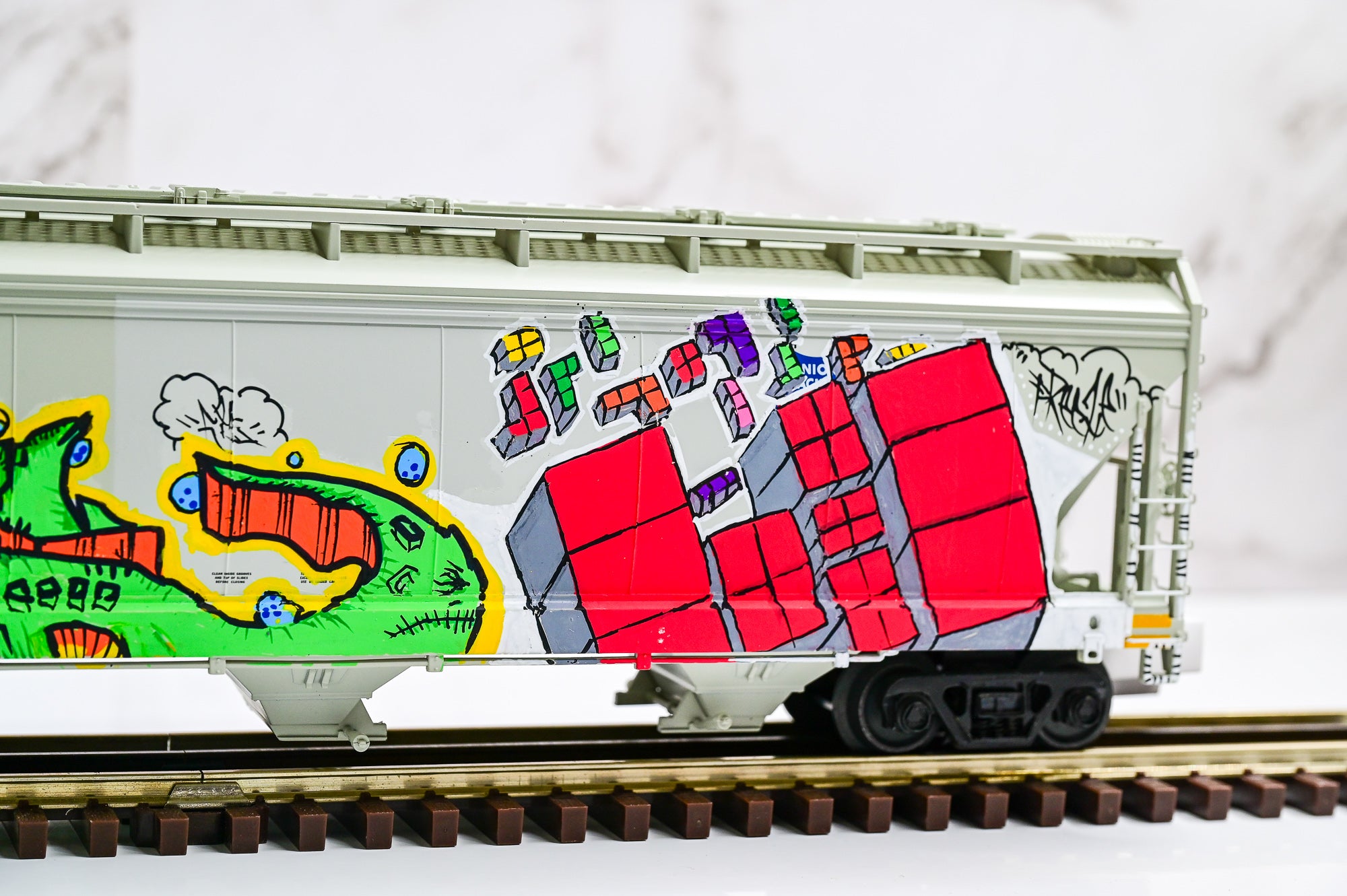 Custom Graffiti *2 Sides* Atlas 3-Bay Centerflow Hopper | SIMPSONS | O Scale