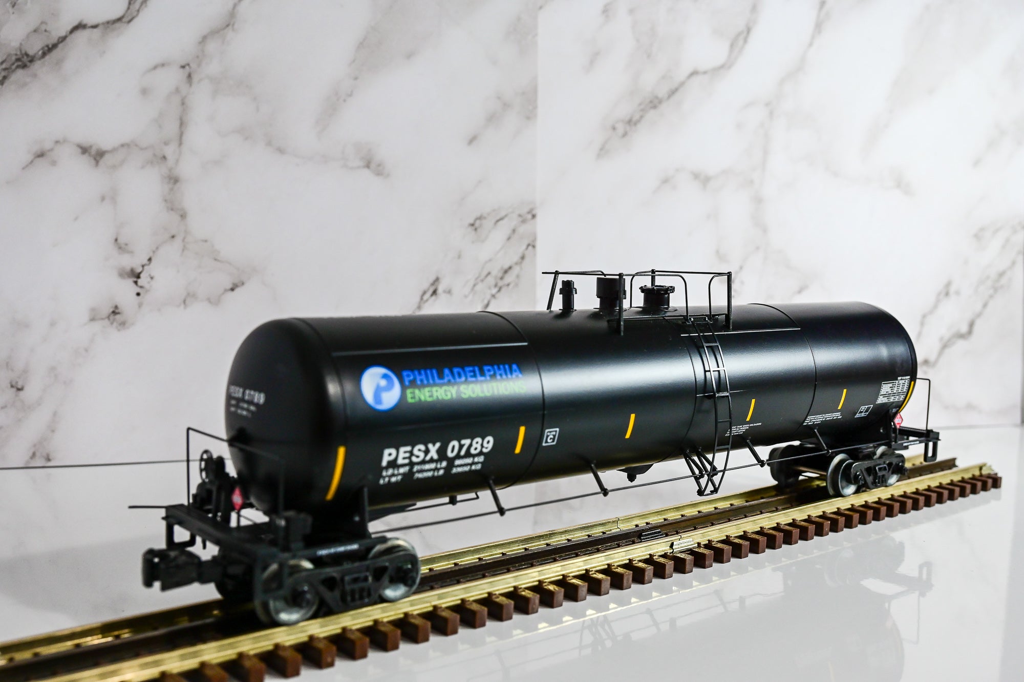 Lionel Philadelphia Energy Solutions 30K Gallon Ethanol Tank Car | Scale Freight | O Scale
