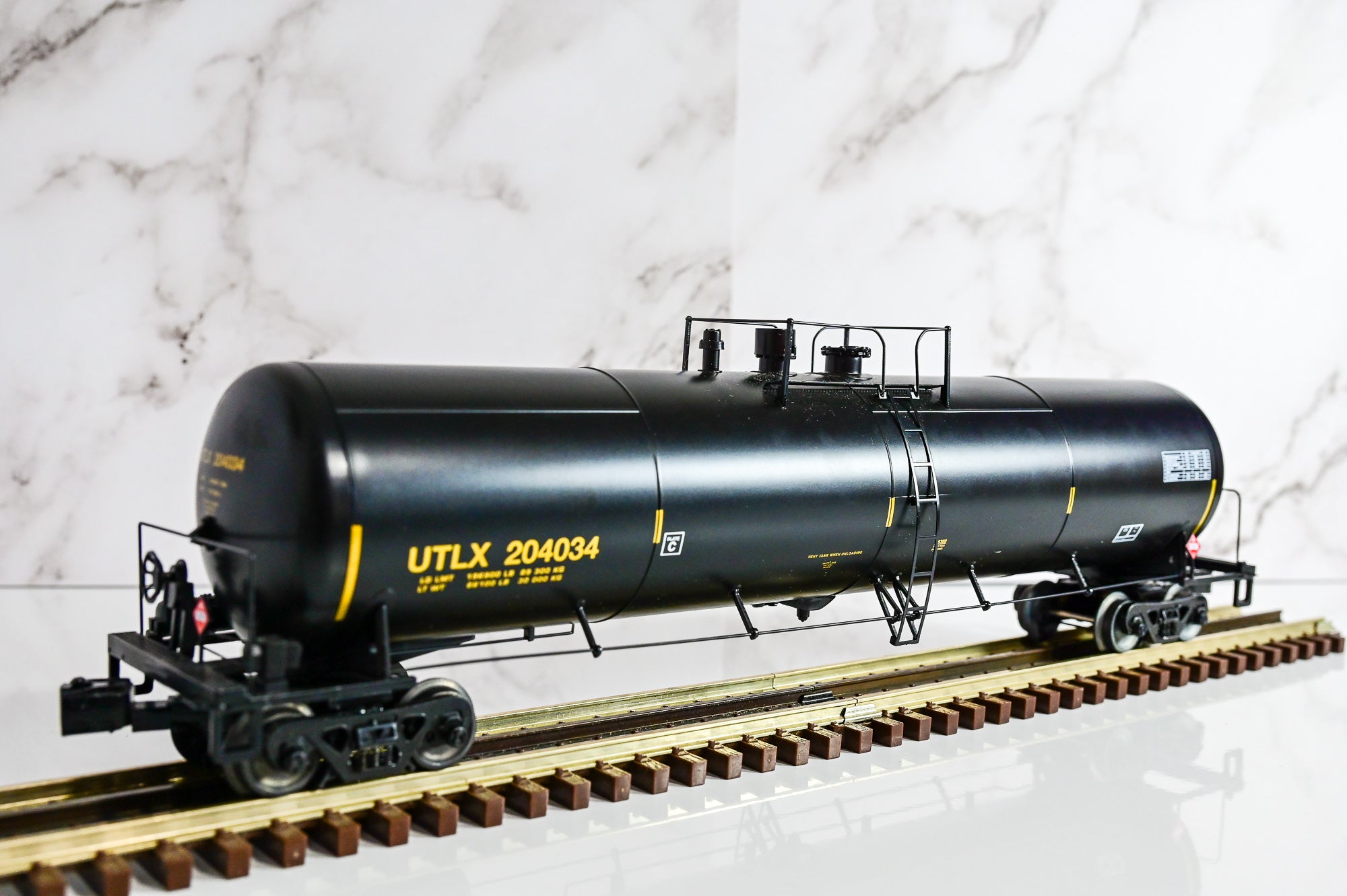 Lionel UTLX 30K Gallon Ethanol Tank Car #204034 | Scale Freight | O Scale