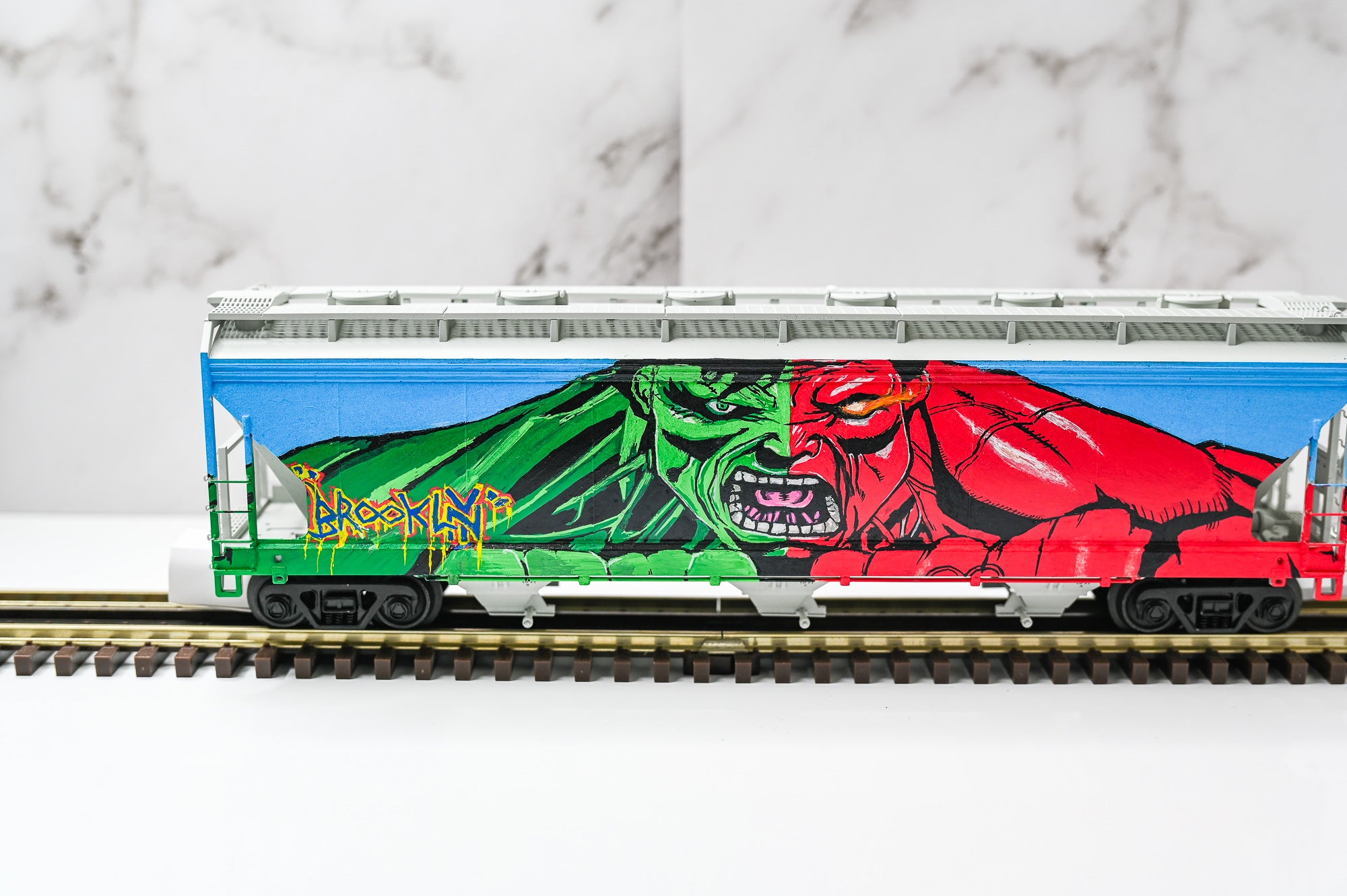Custom Graffiti Atlas 3-Bay Centerflow Hopper  | Hulk | O Scale