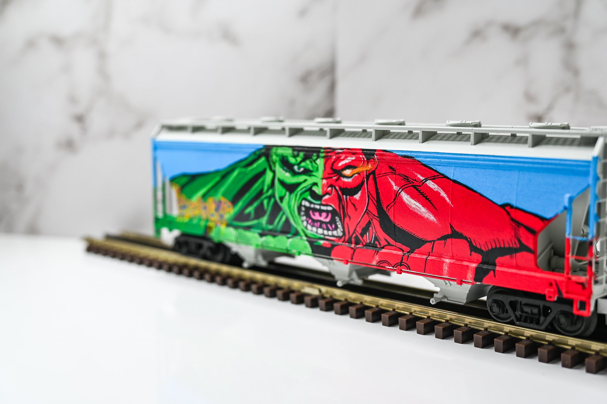 Custom Graffiti Atlas 3-Bay Centerflow Hopper  | Hulk | O Scale