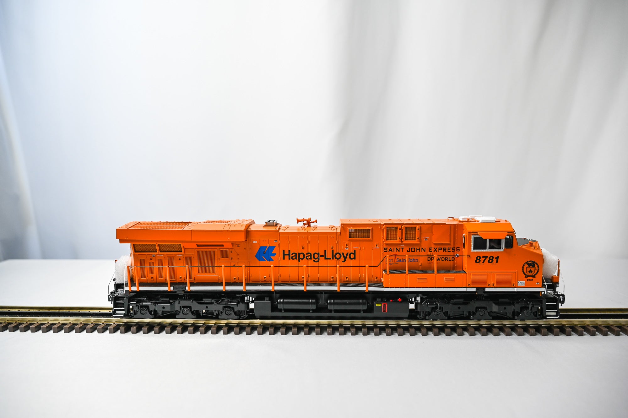 Atlas O Premier ES44AC Canadian Pacific Hapag-Lloyd #8781 | 3 Rail