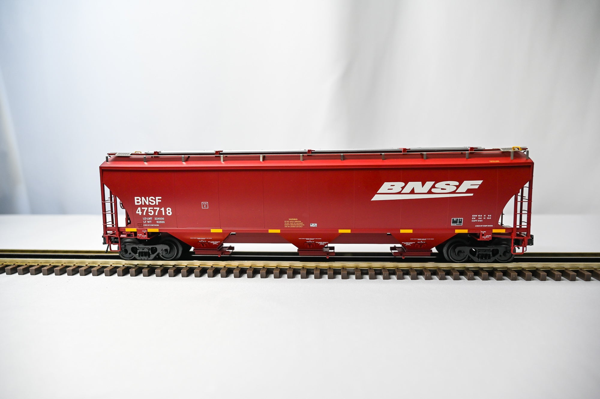 Atlas BNSF Trinity 5161 Covered Hopper | O Scale