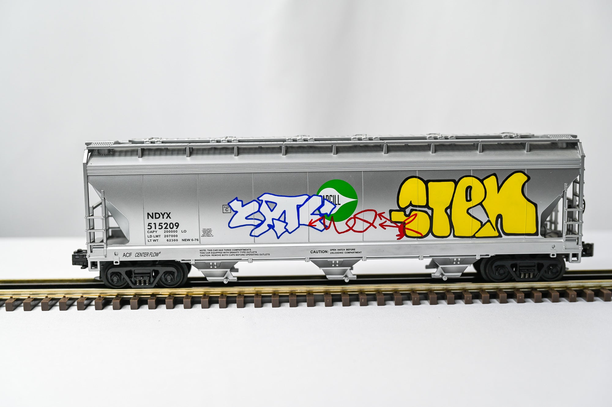 MTH Cargill 3 Bay Centerflow Hopper Graffiti | O Scale
