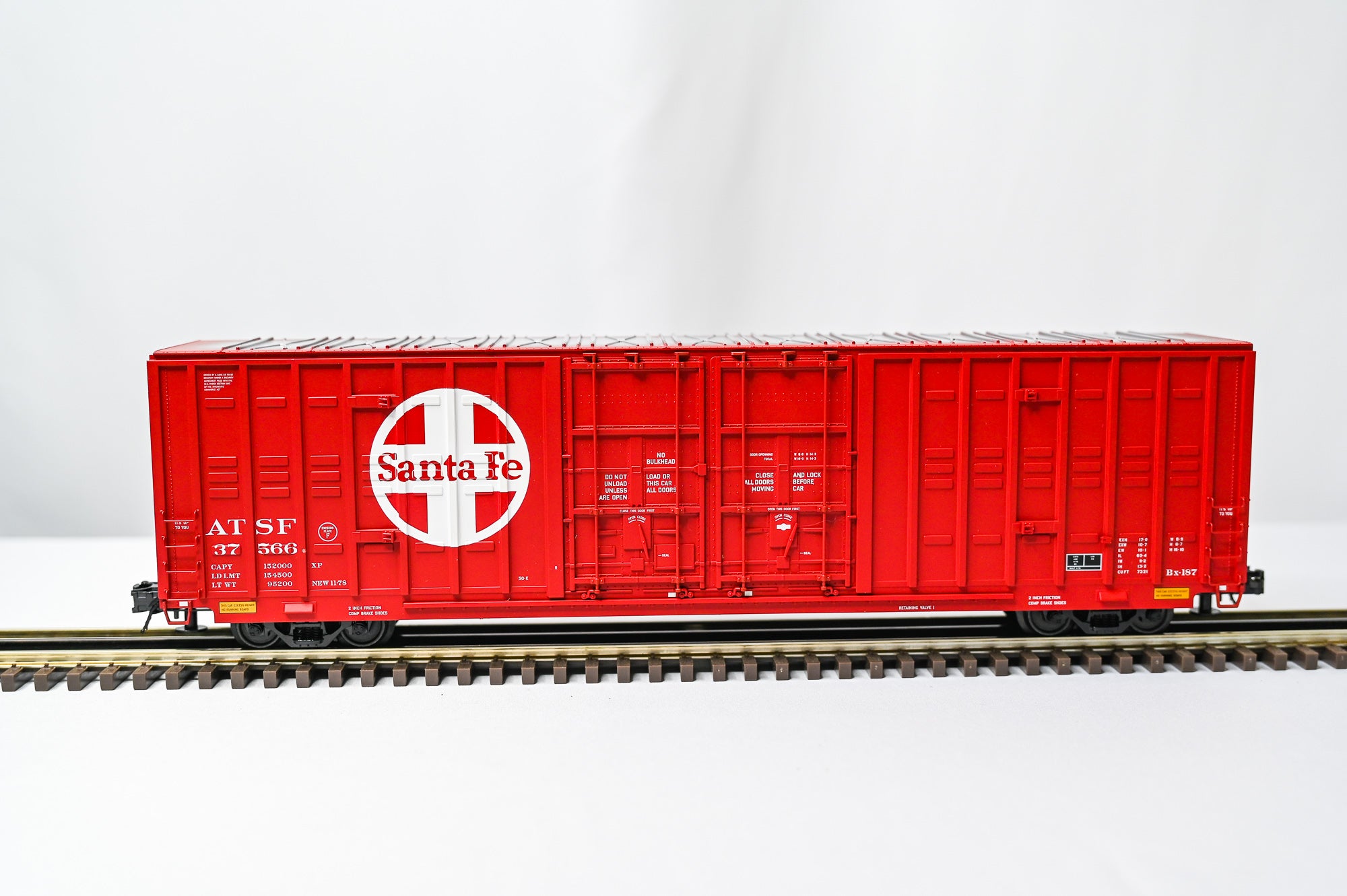 Atlas Santa Fe 60 Foot Berwick Hy Cube Boxcar 37566 | O Scale
