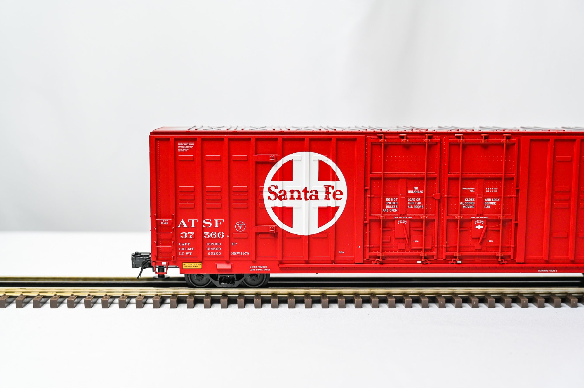Atlas Santa Fe 60 Foot Berwick Hy Cube Boxcar 37566 | O Scale
