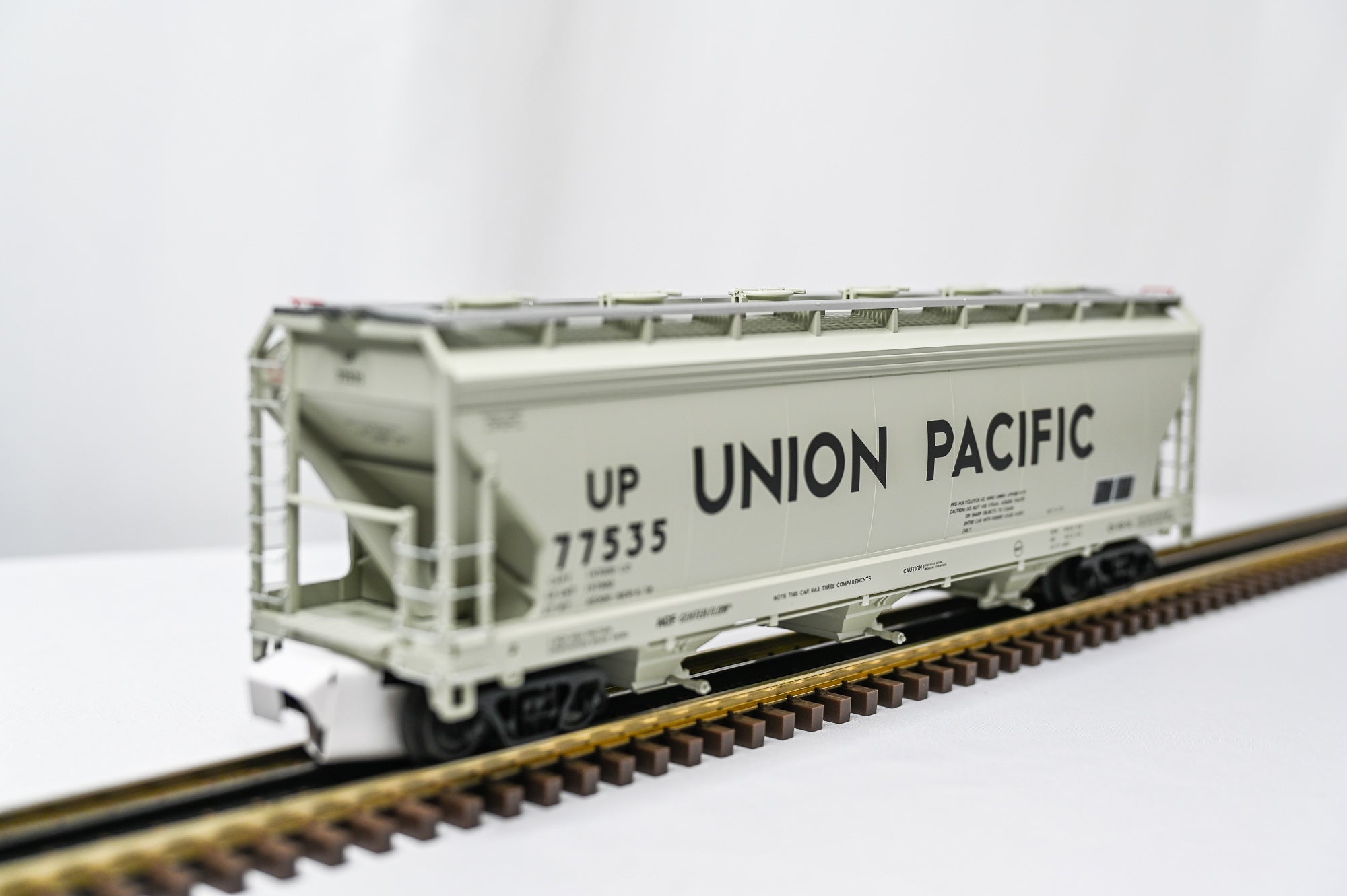 Atlas Union Pacific 3 Bay Centerflow Hopper 77535 | O Scale
