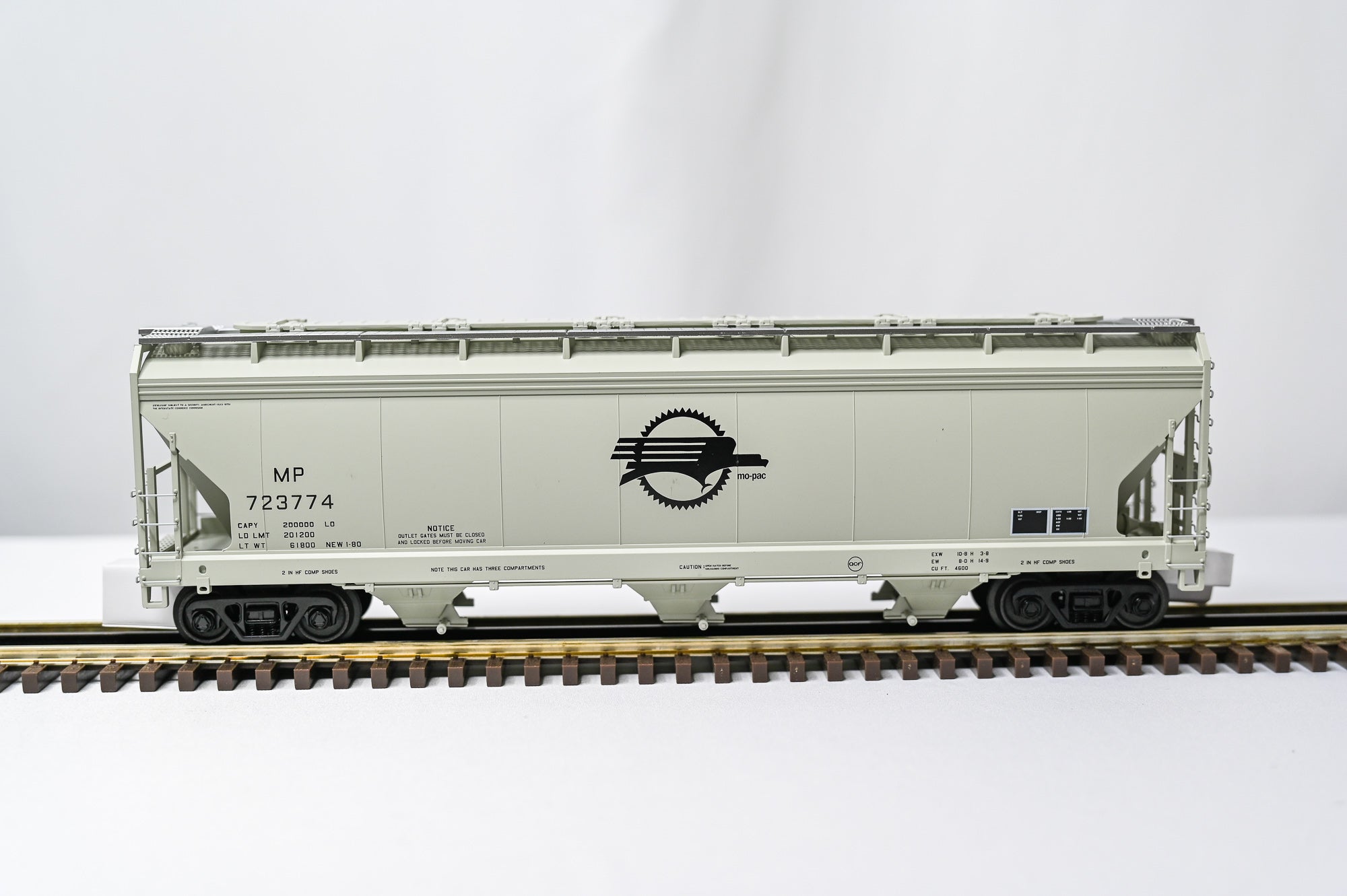 Atlas Missouri Pacific 3 Bay Centerflow Hopper 723774 | O Scale