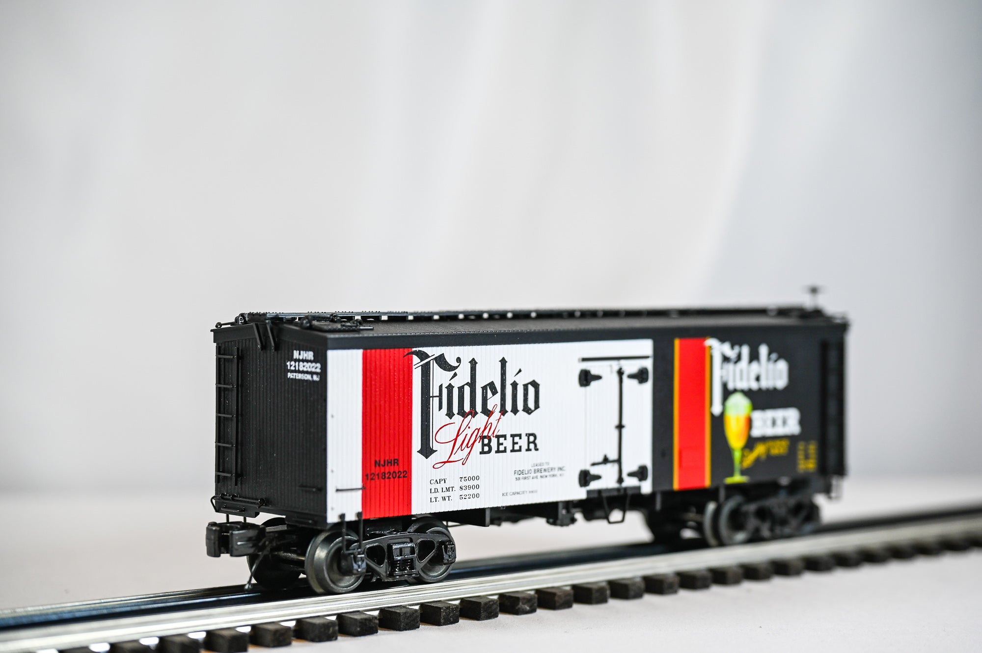 MTH Fidelio Beer 36' NJH Wood Sided Reefer Car | O Scale