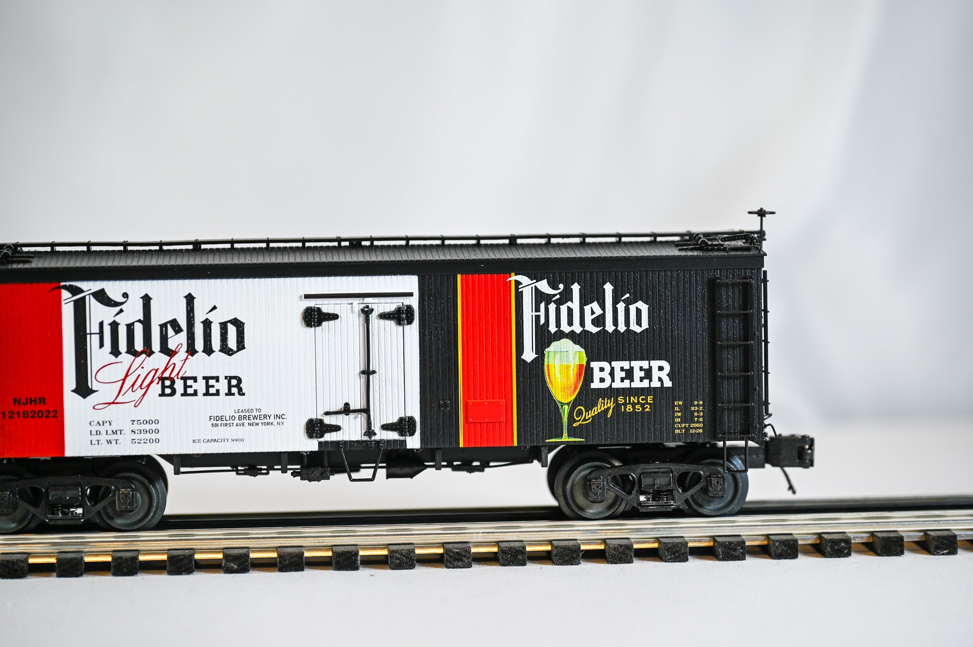 MTH Fidelio Beer 36' NJH Wood Sided Reefer Car | O Scale