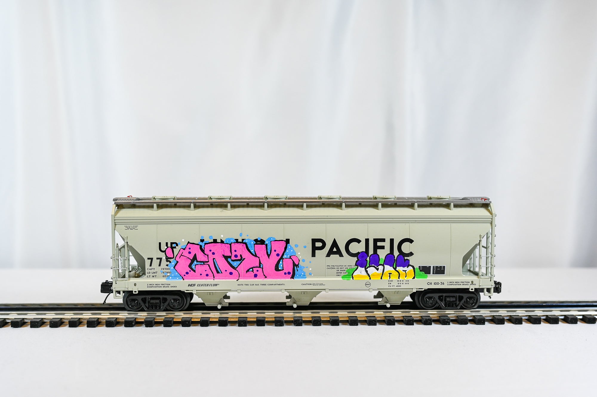 Custom Graffiti Atlas 3-Bay Centerflow Hopper  | Kids Carpet | O Scale