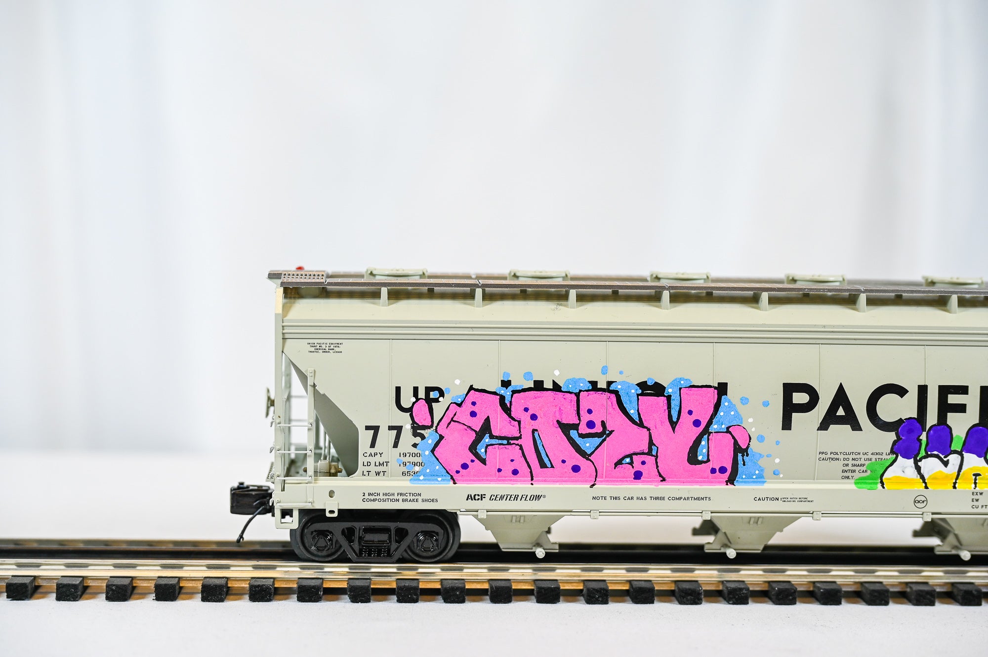 Custom Graffiti Atlas 3-Bay Centerflow Hopper  | Kids Carpet | O Scale