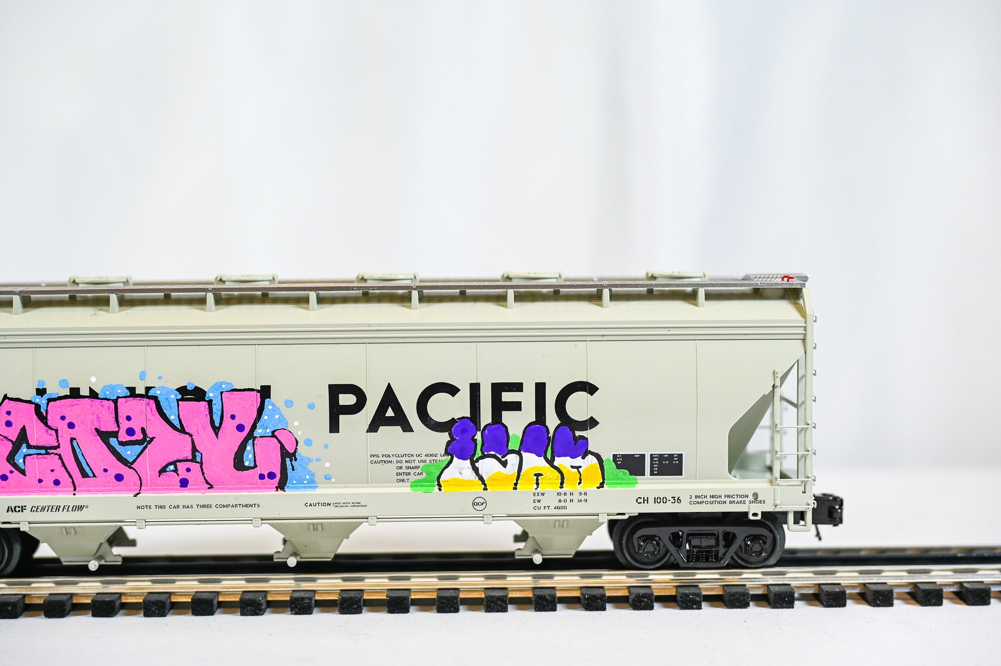 Custom Graffiti Atlas 3-Bay Centerflow Hopper  | Kids Carpet | O Scale