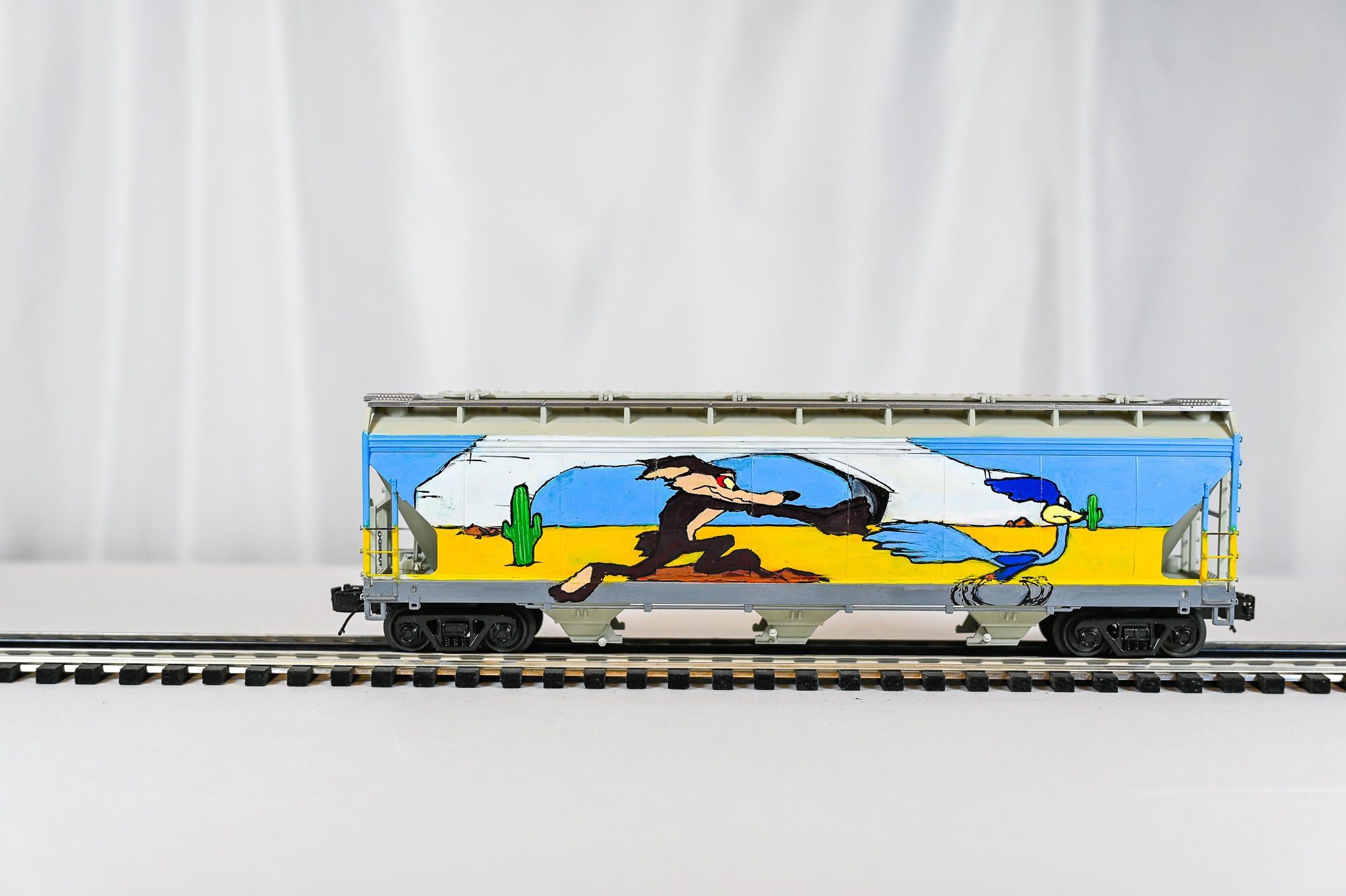 Custom Graffiti Atlas 3-Bay Centerflow Hopper  | Road Runner | O Scale
