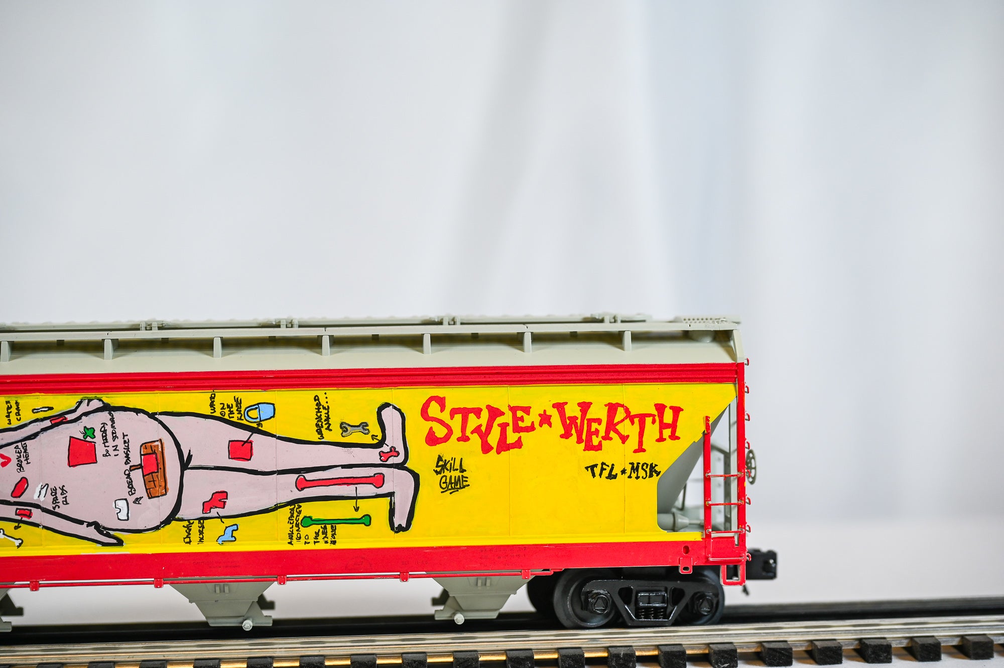 Custom Graffiti Atlas 3-Bay Centerflow Hopper  | Operation | O Scale