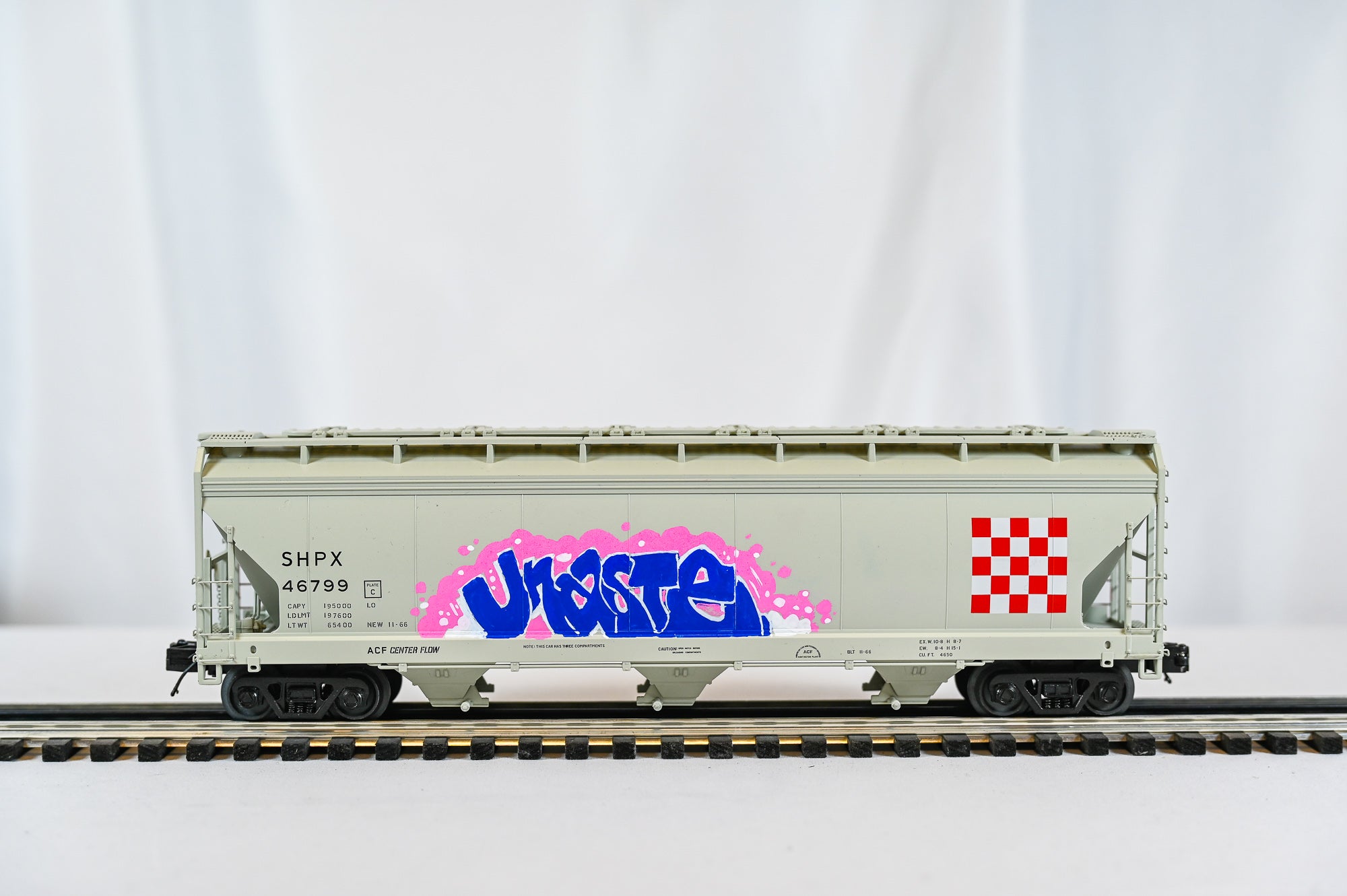 Custom Graffiti Atlas 3-Bay Centerflow Hopper  | Operation | O Scale