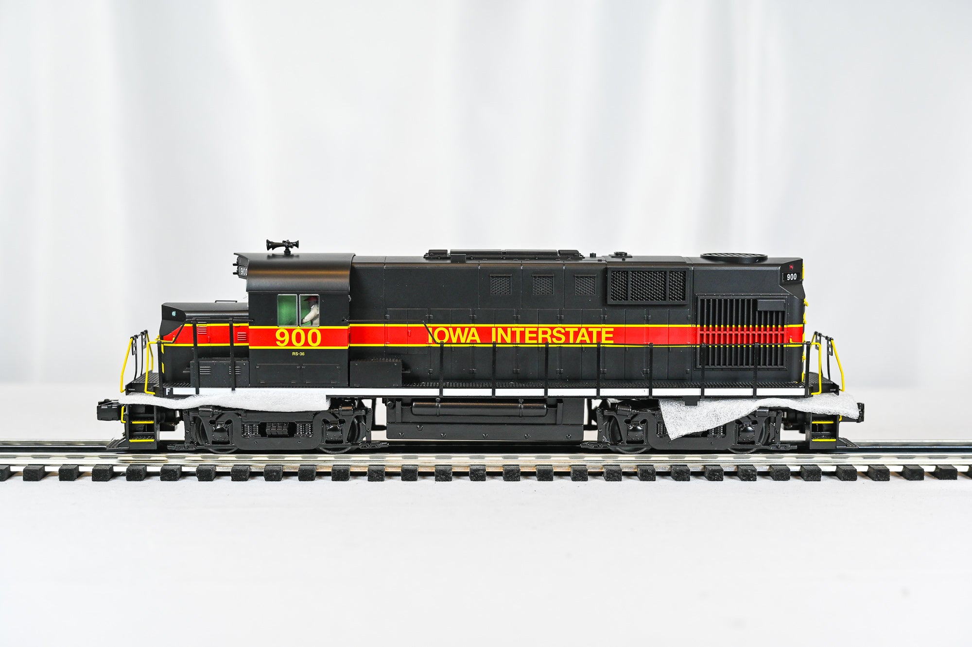 MTH Iowa Interstate RS-11 Low Hood Diesel #900 w/ Proto-Sound 3.0 | O Scale