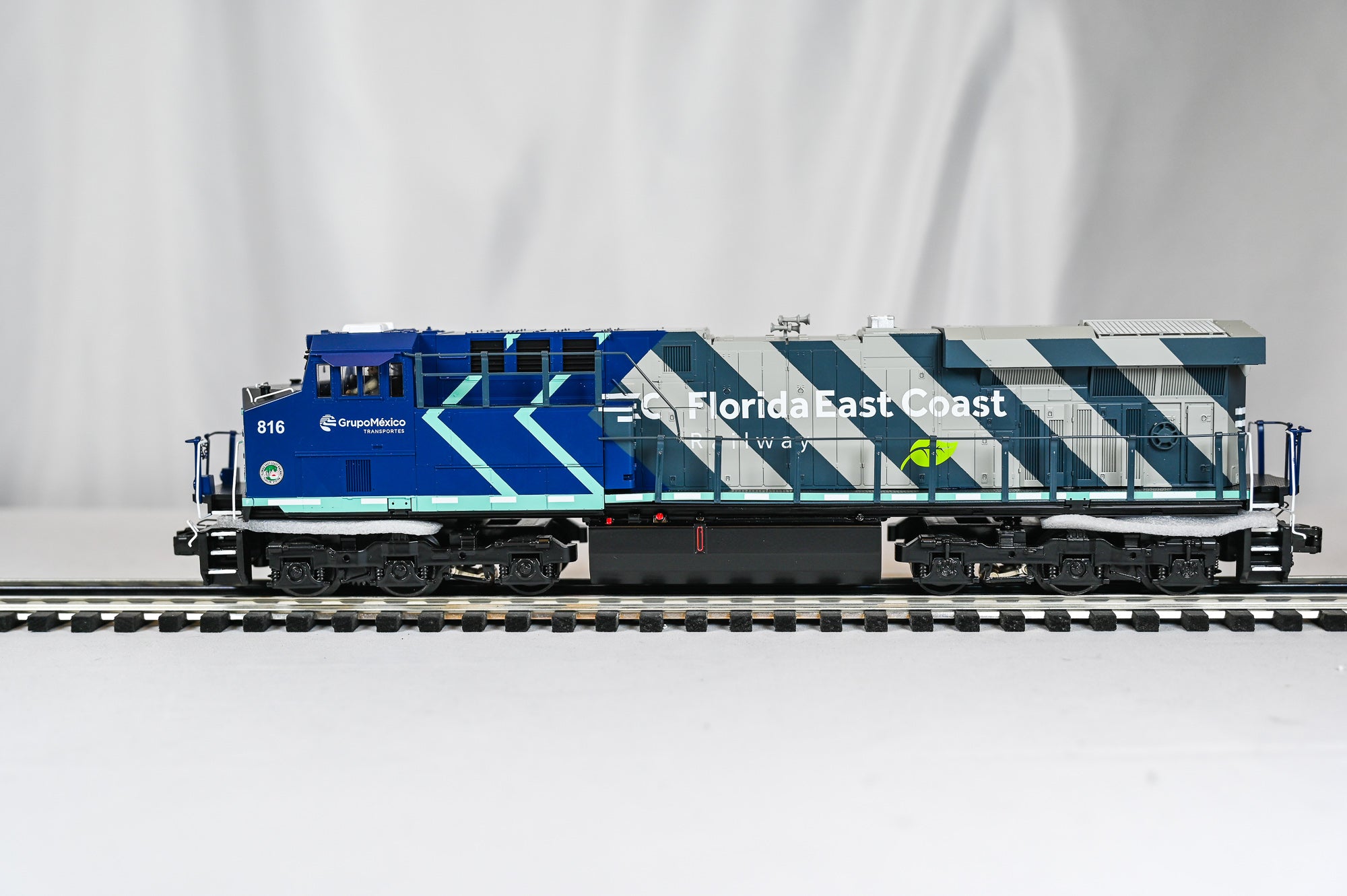 MTH Florida East Coast ES44AC Diesel Locomotive #816 w/ ProtoSound 3.0 | RailKing | O Scale