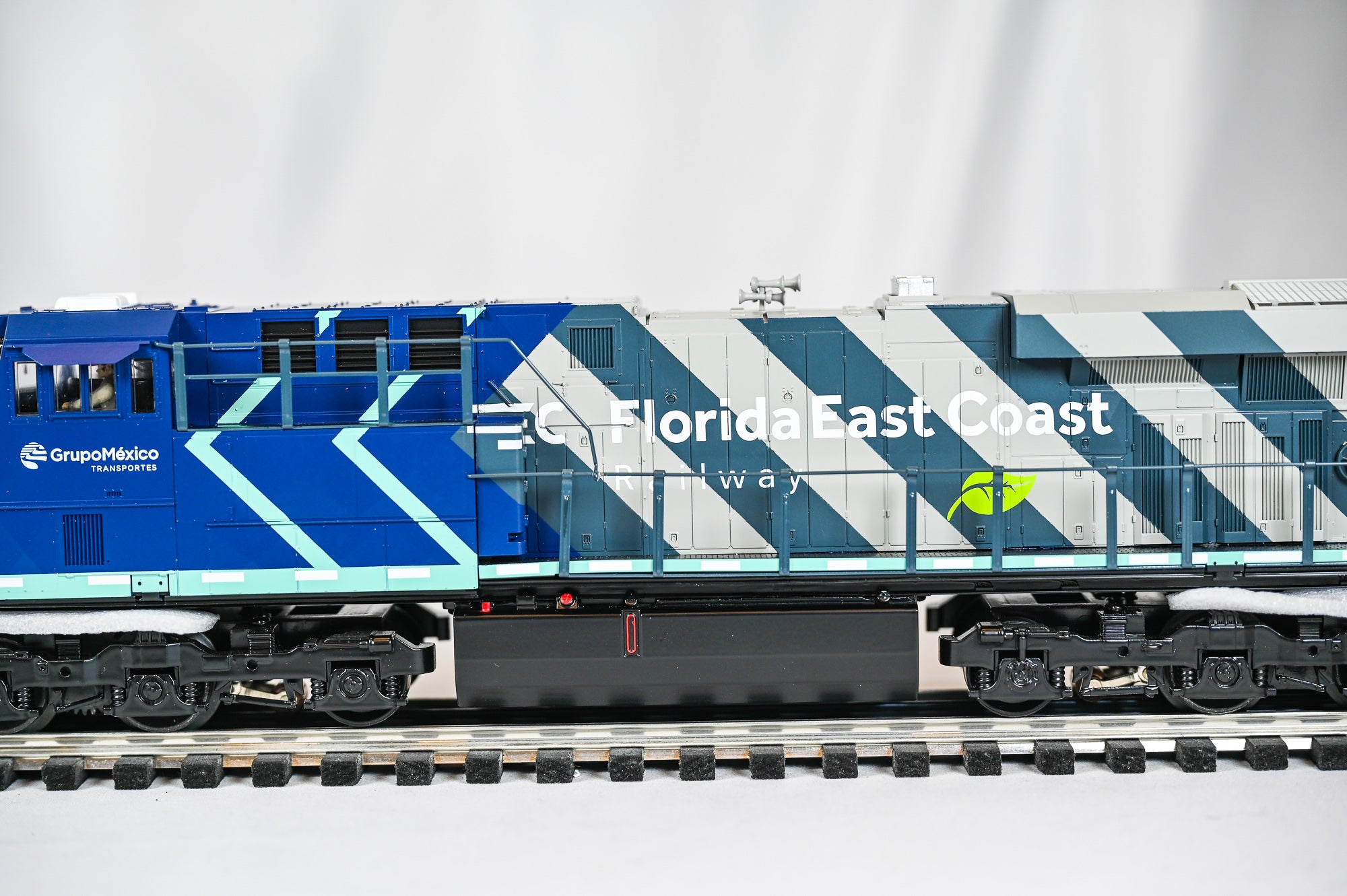 MTH Florida East Coast ES44AC Diesel Locomotive #816 w/ ProtoSound 3.0 | RailKing | O Scale