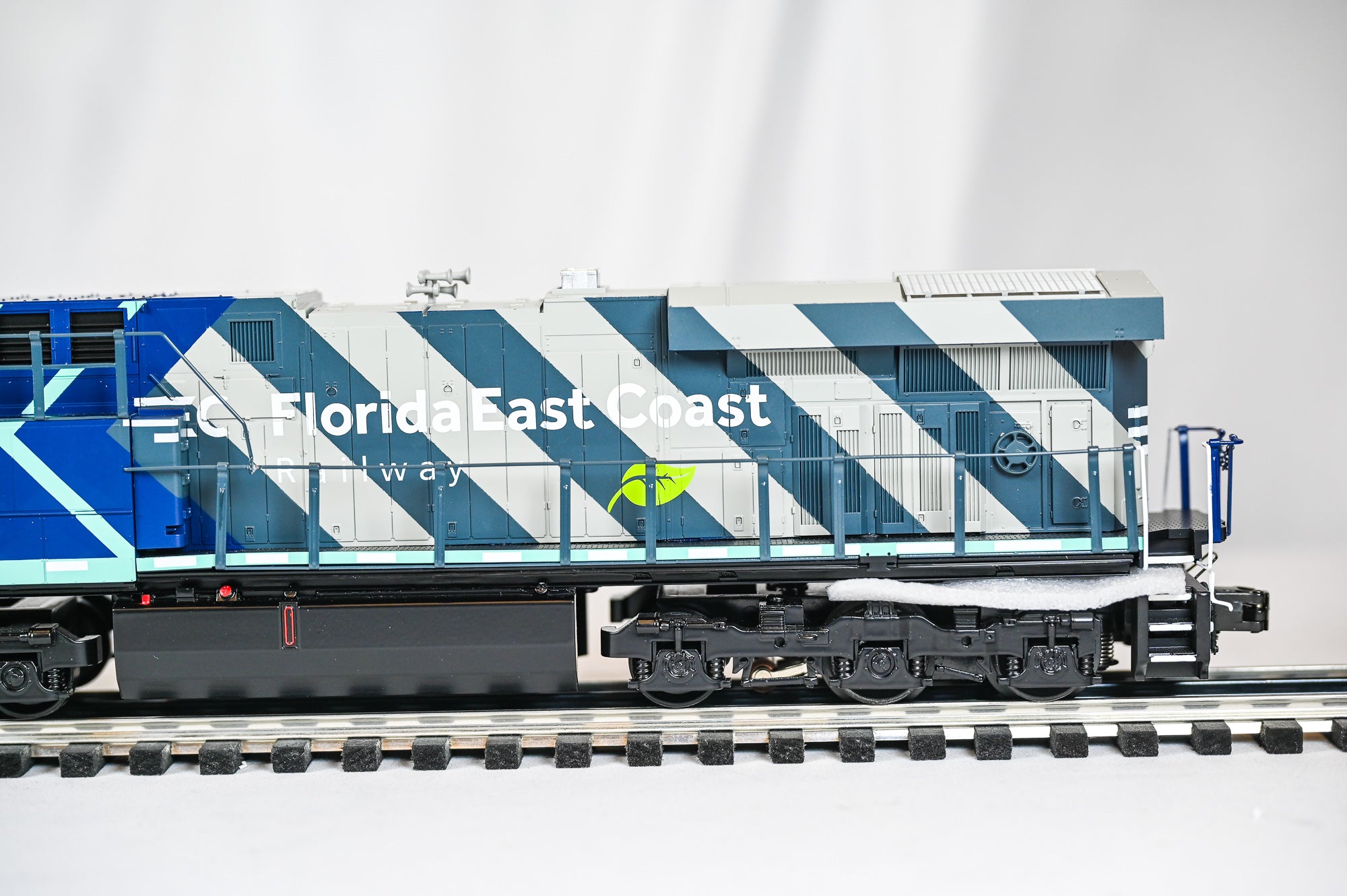 MTH Florida East Coast ES44AC Diesel Locomotive #816 w/ ProtoSound 3.0 | RailKing | O Scale