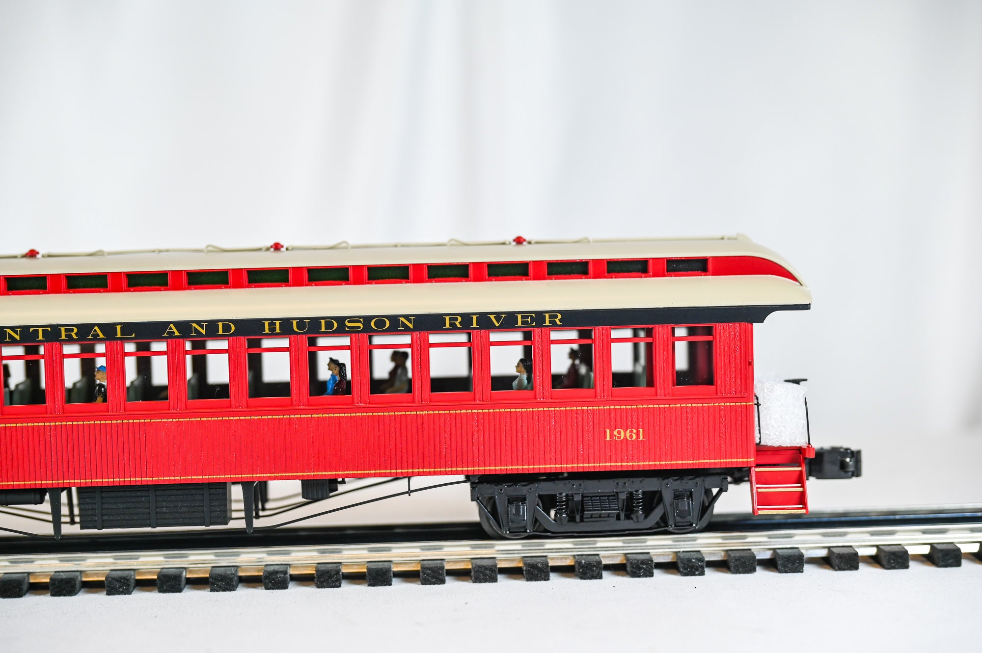 Lionel NYC & HR Wood Coach & Observation 2-Car Passenger Set | O Scale