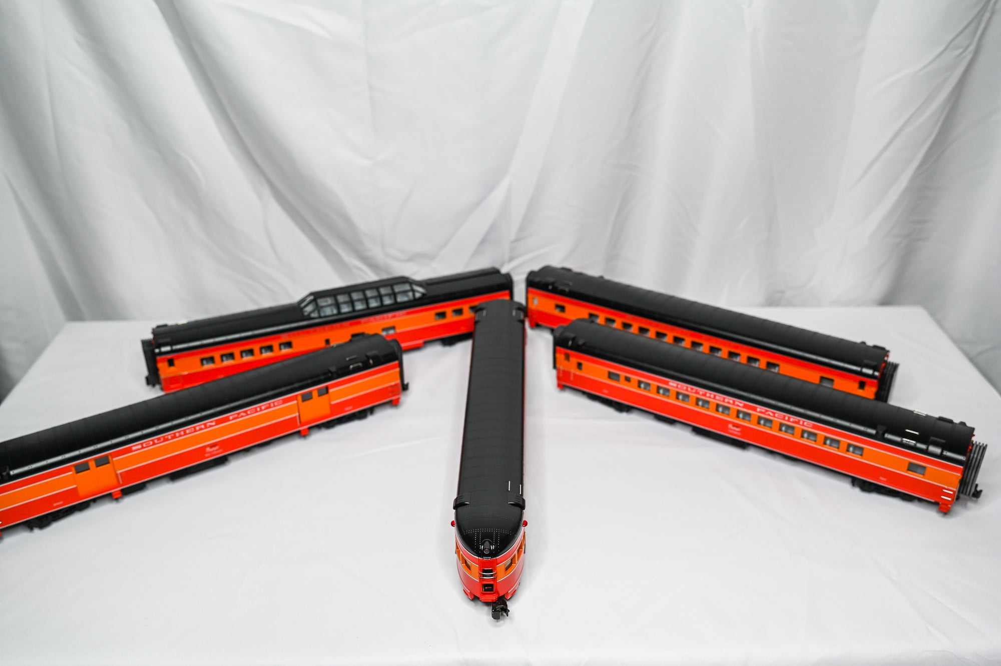 MTH Southern Pacific 5-Car 70’ ABS Streamlined Passenger Set #20-6523 | O Scale