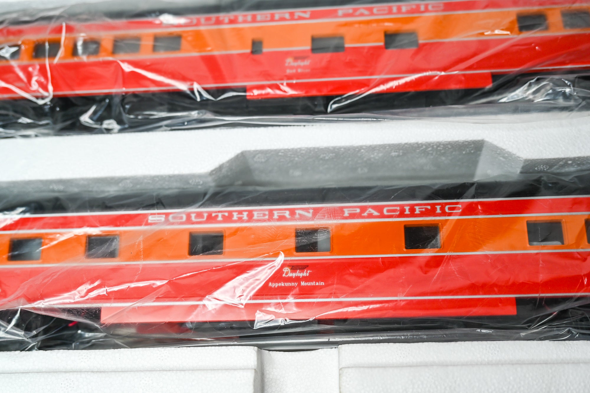 MTH Southern Pacific 5-Car 70’ ABS Streamlined Passenger Set #20-6523 | O Scale