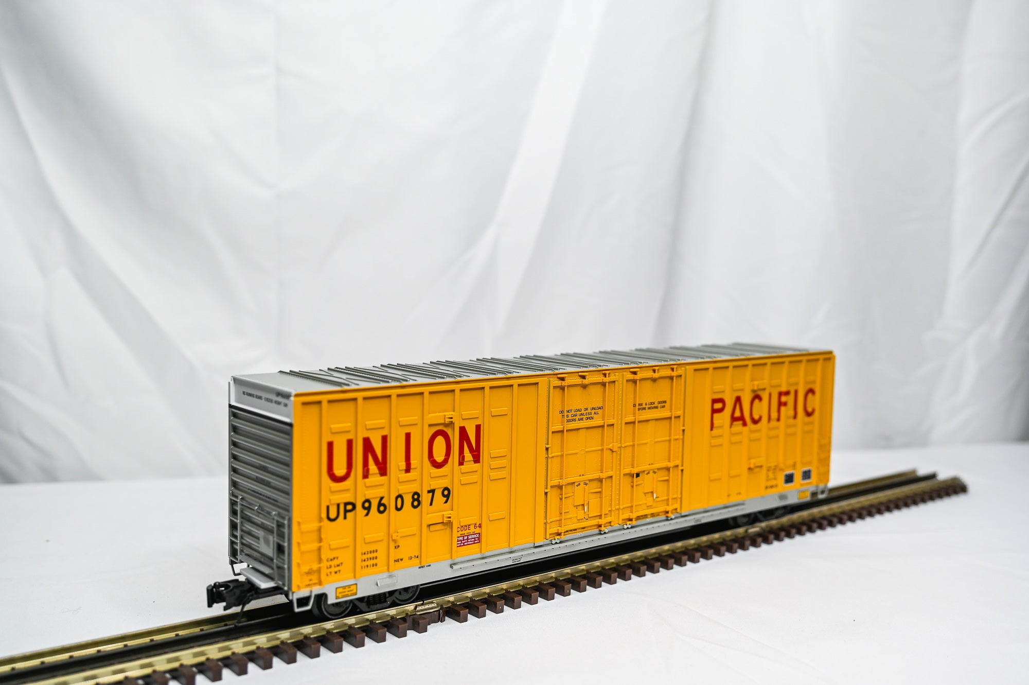 Atlas Union Pacific SD70ACe #8818 w/ PTC + 60’ Hi-Cube Berwick Boxcar Bundle | O Scale
