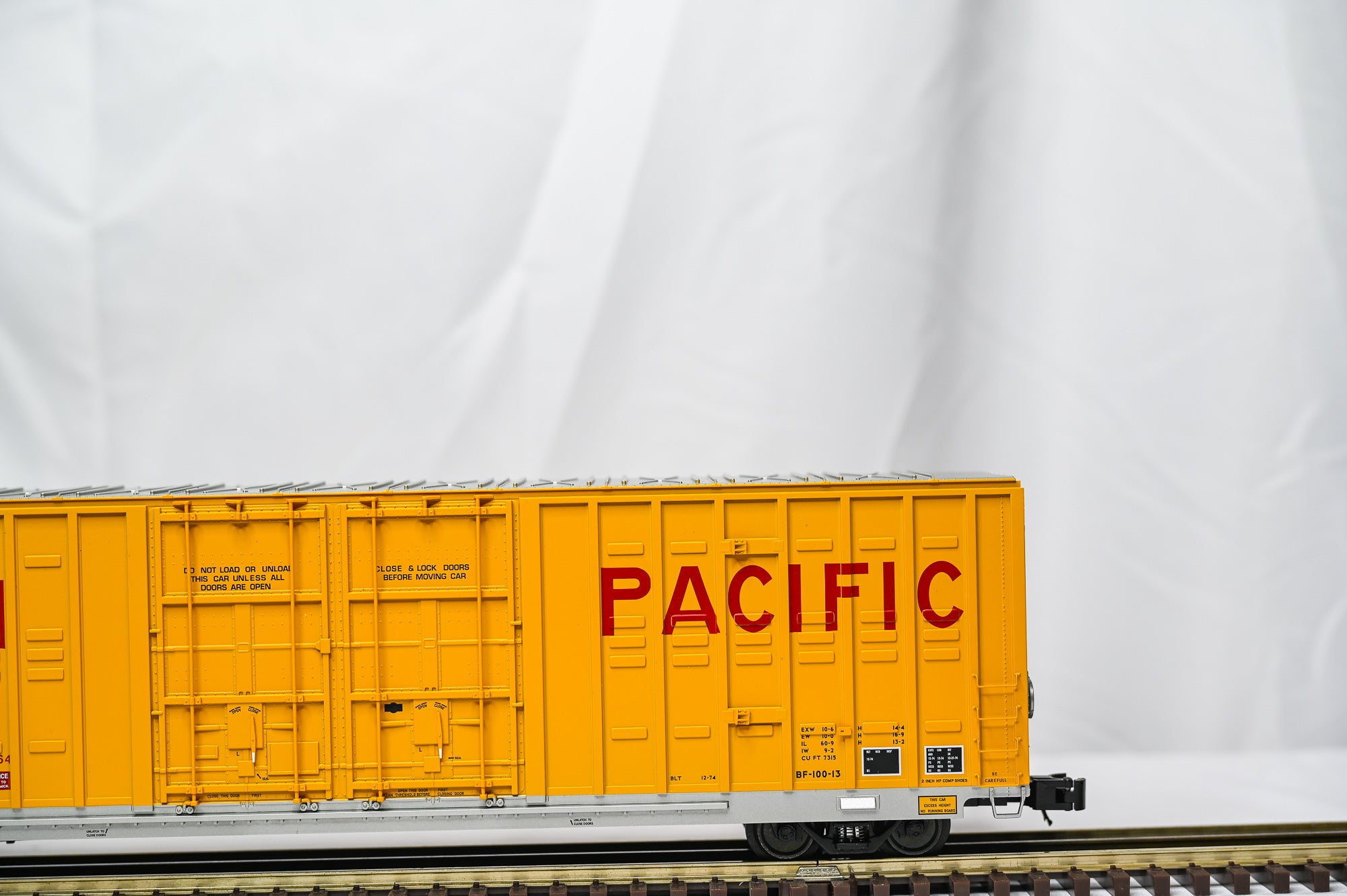 Atlas Union Pacific SD70ACe #8818 w/ PTC + 60’ Hi-Cube Berwick Boxcar Bundle | O Scale